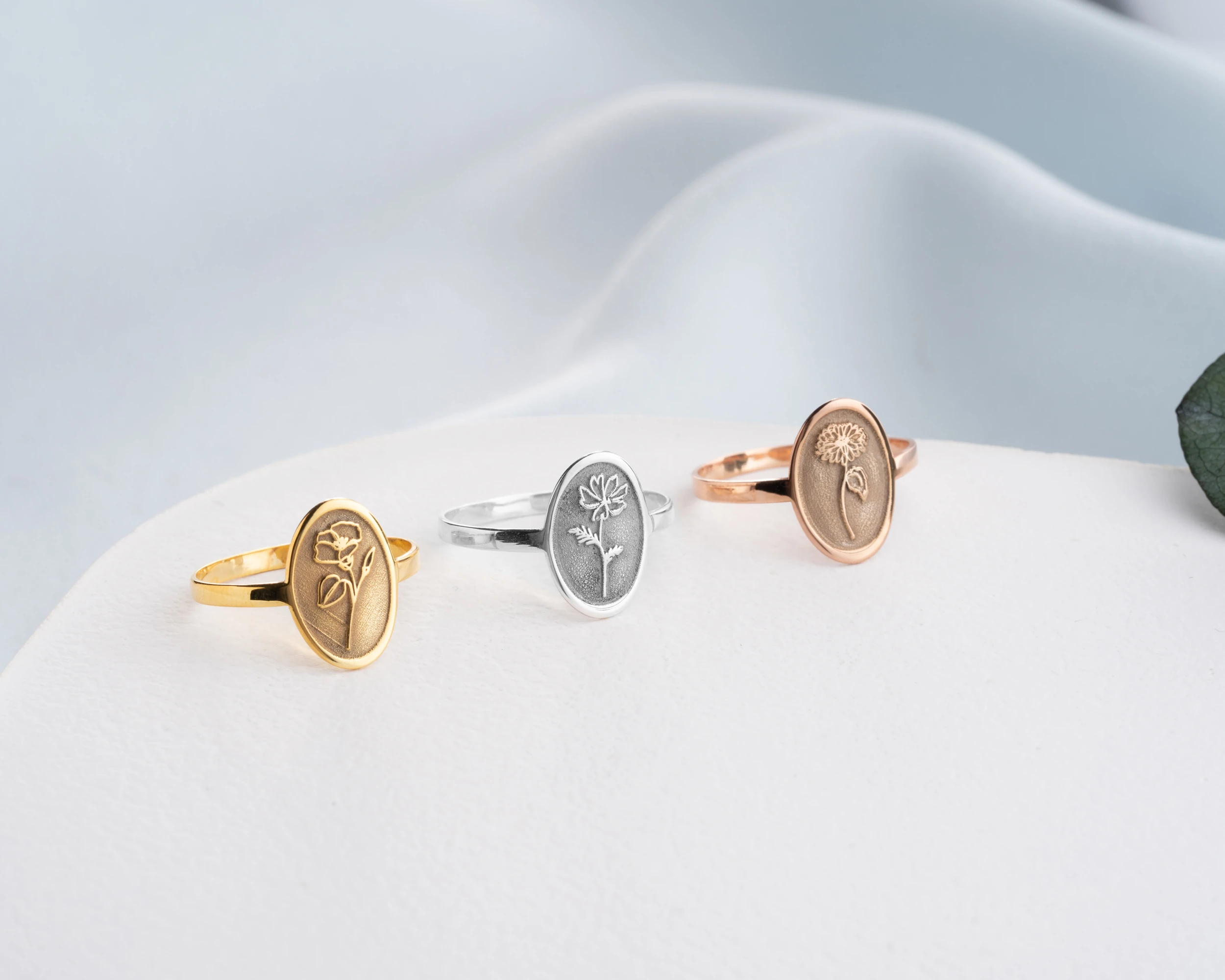 925 Gümüş Oval Doğum Çiçekli Yüzük – Minimal, Zarif ve Anlamlı Tasarım