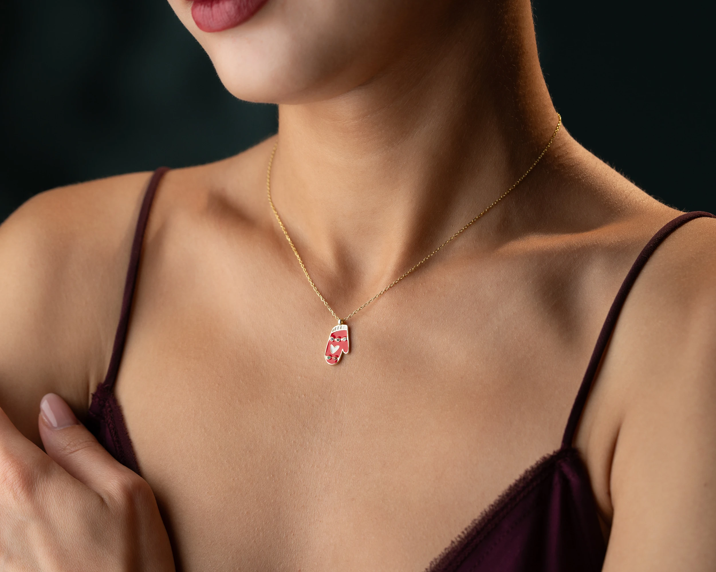 ✨ Mineli Yılbaşı Eldiven Kolye – Kışın Zarafetini Boynunuzda Taşıyın