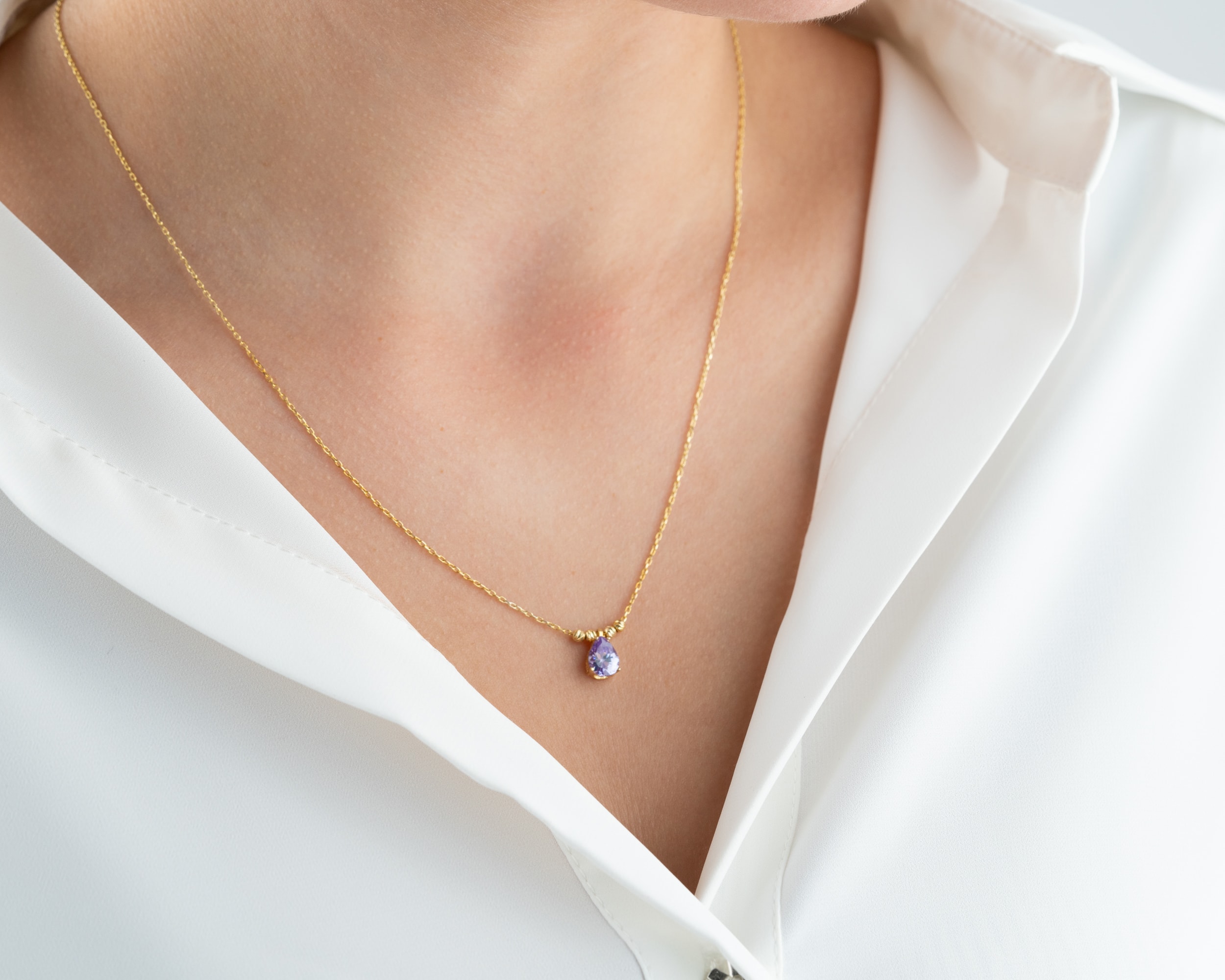 Doğum Taşlı Damla Kolye – Dorika Top Detaylı Şık ve Zarif Tasarım 