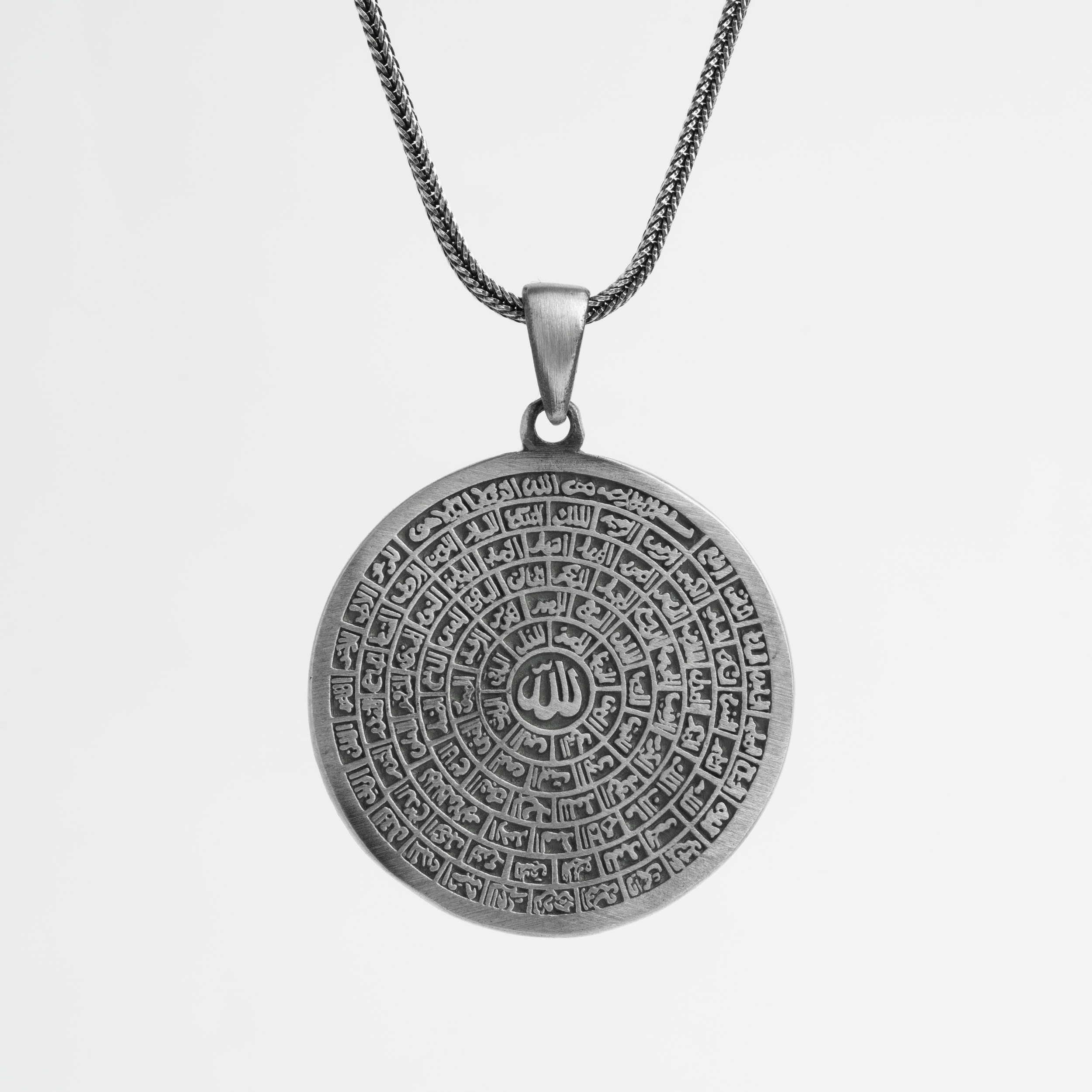 Allah’ın 99 İsmi Arapça Yazılı Erkek Kolye | Tilki Kuyruğu Zincirli Manevi ve Şık Tasarım