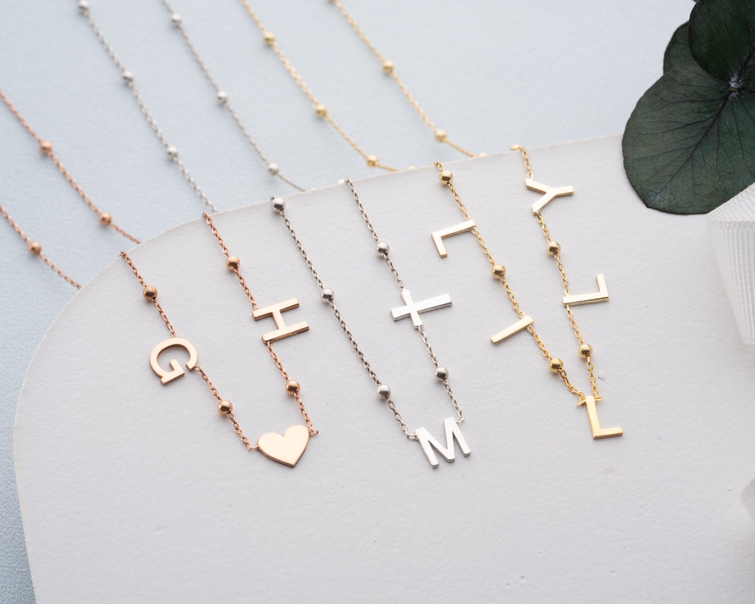 Aralıklı Harf Sembollü İsim Harf Kolye – Top Zincirli Kişiye Özel Zarif Tasarım