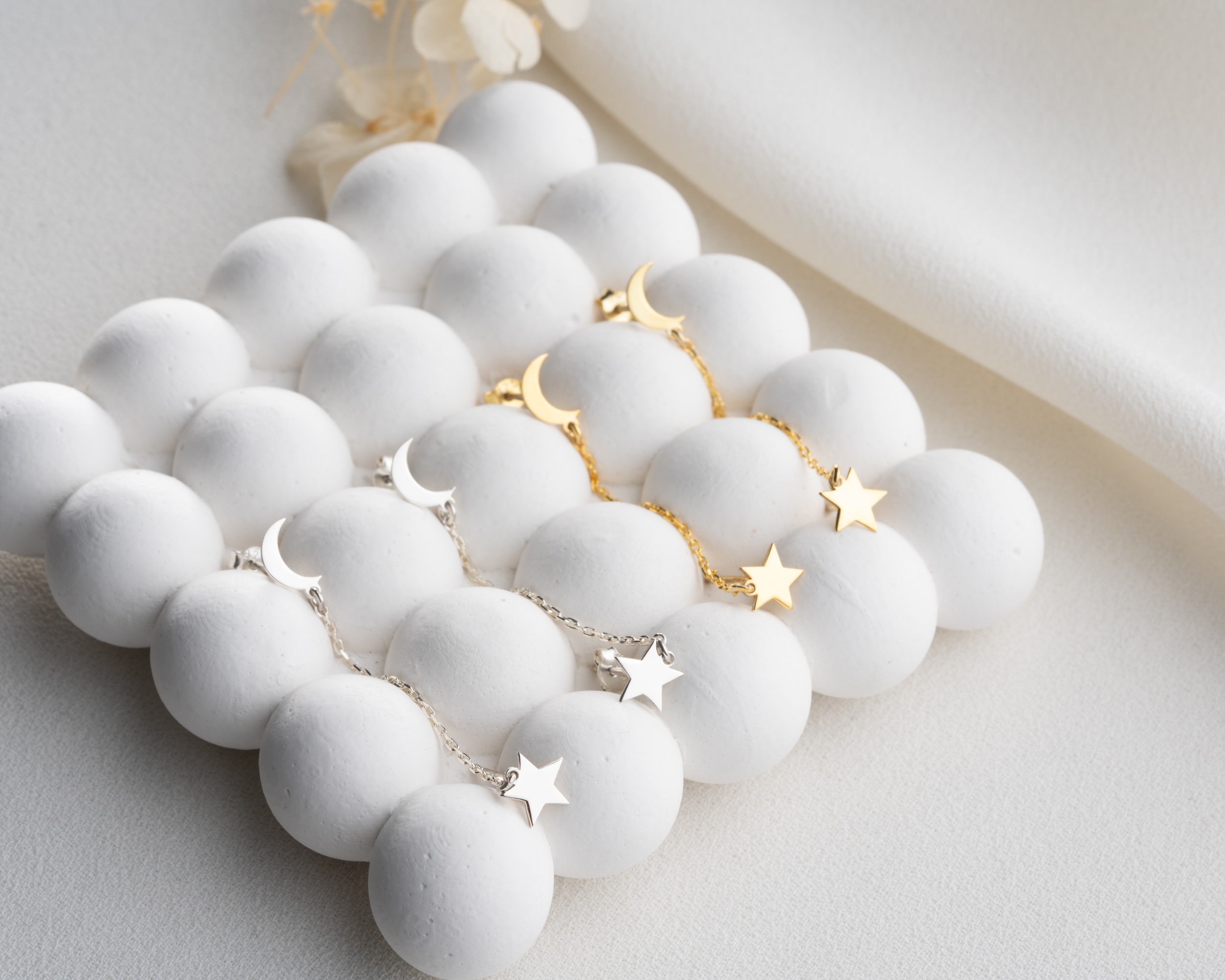 Çivili Ay Yıldız Küpe – Minimal ve Zarif Tasarım – Anlamlı Hediye Seçeneği