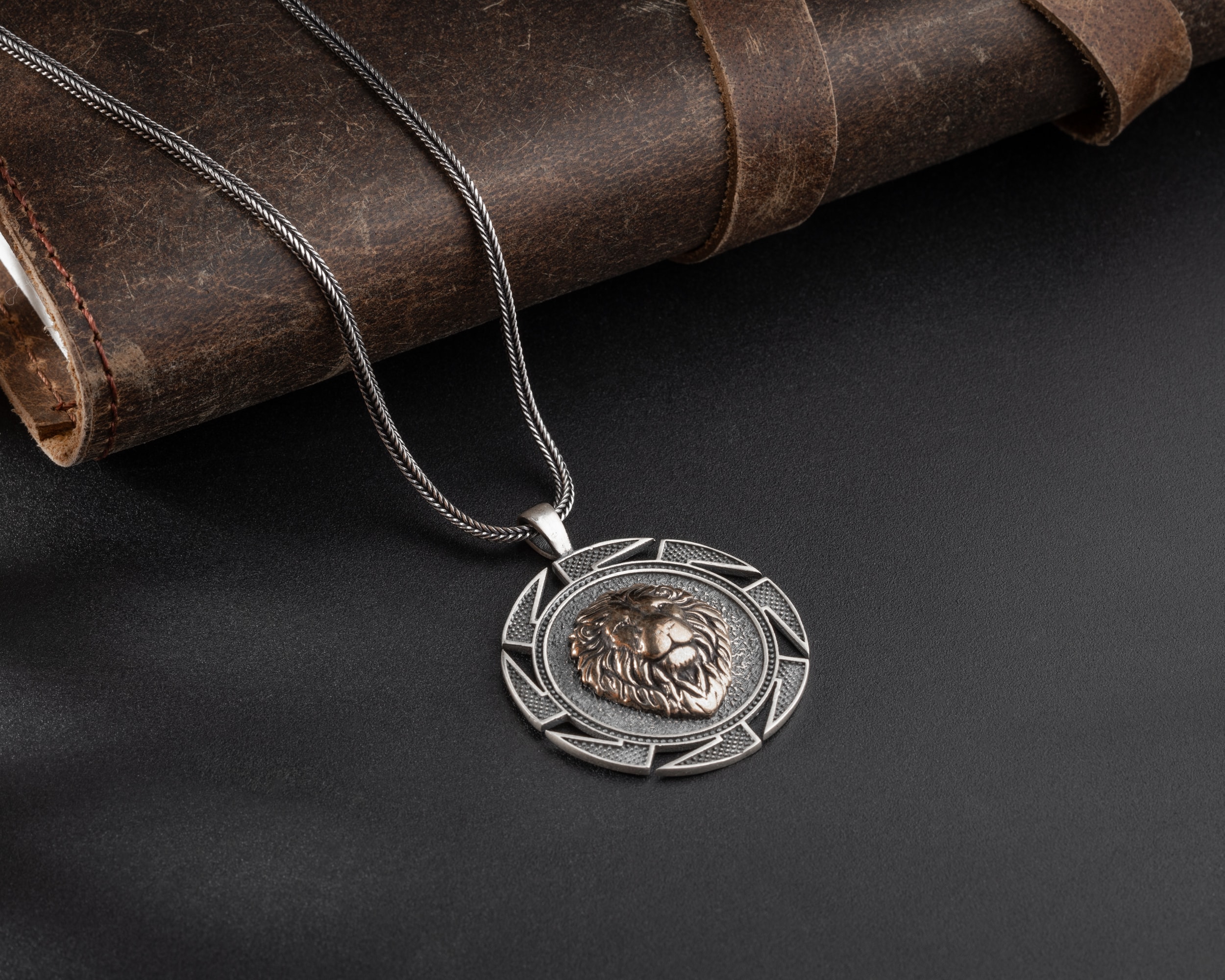 Kabartma Aslan Erkek Kolye | Tilki Kuyruğu Zincirli Güç ve Karizma Tasarımı