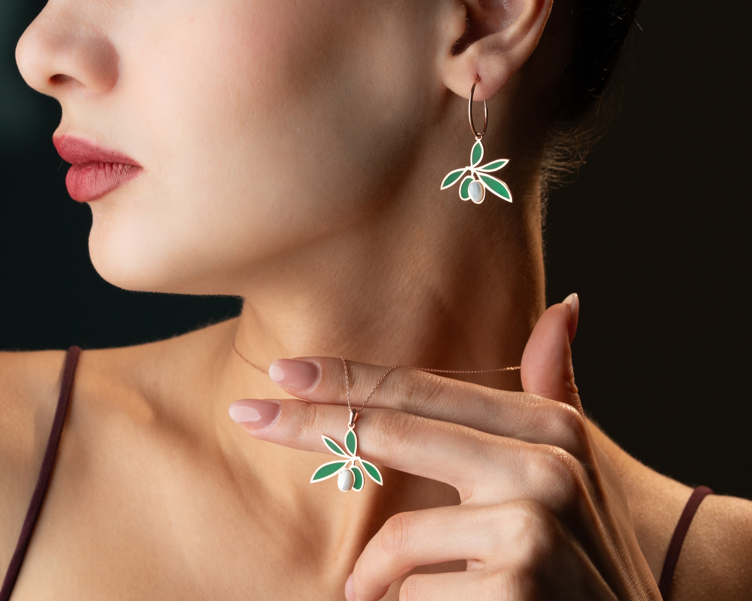 925 Gümüş Zeytin Dalı Kolye – Beyaz İnci ve Renkli Mineli Zarif Tasarım