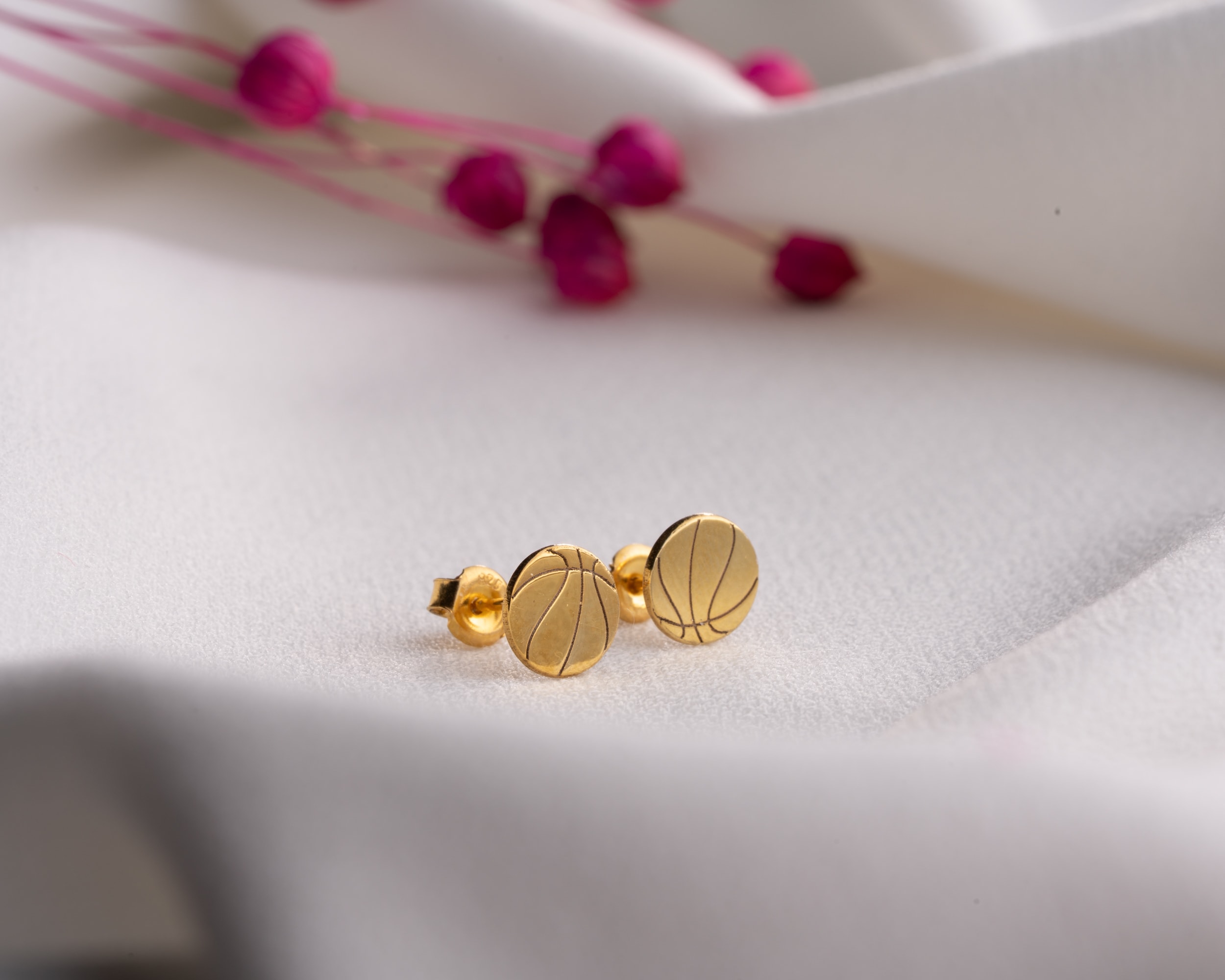 Çivili Top Küpe – Futbol, Basketbol ve Voleybol için | Minimal ve Şık