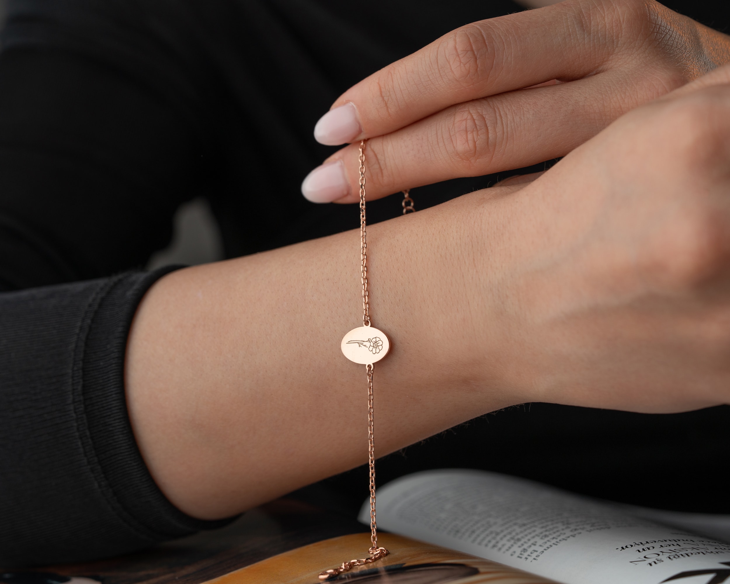 Oval Doğum Çiçekli Bileklik – Kişiye Özel Tasarım | Minimal ve Zarif