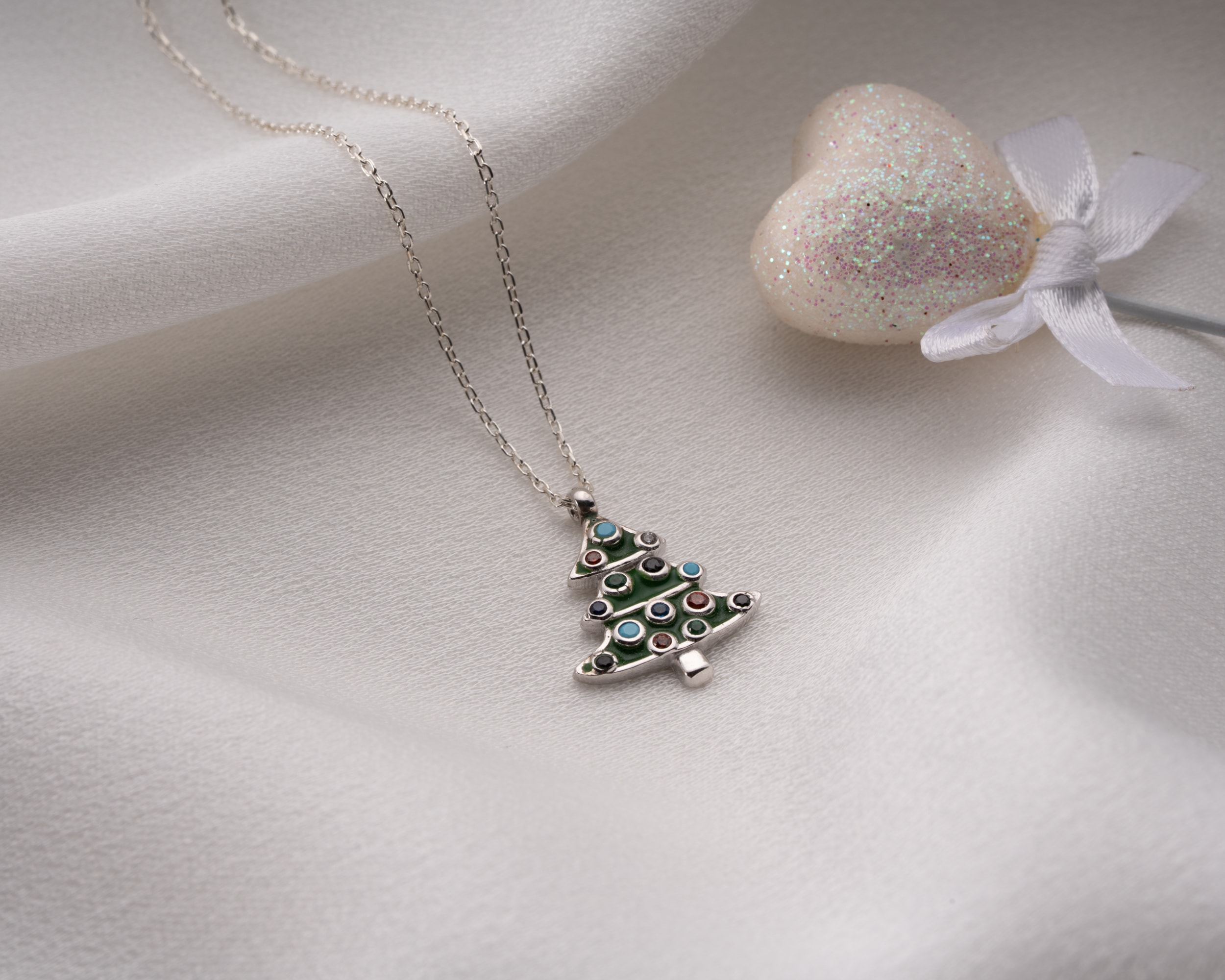 Mineli Çam Ağacı Kolye – 925 Ayar Gümüş, Zarif ve Renkli Tasarım