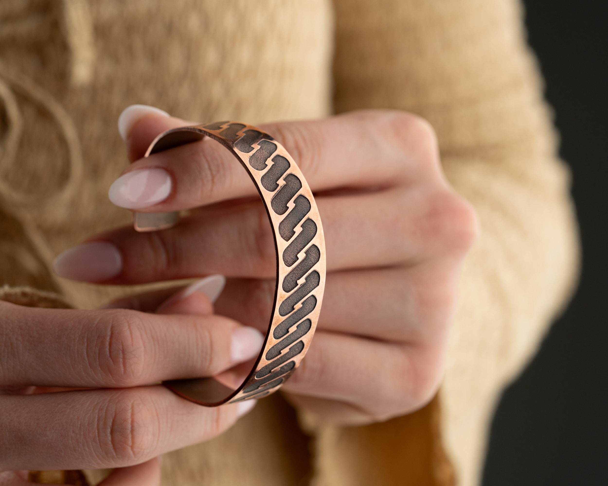 El İşçiliği Ayarlanabilir Bakır Bileklik – Özgün Desenli Antik Tarz Unisex Bileklik