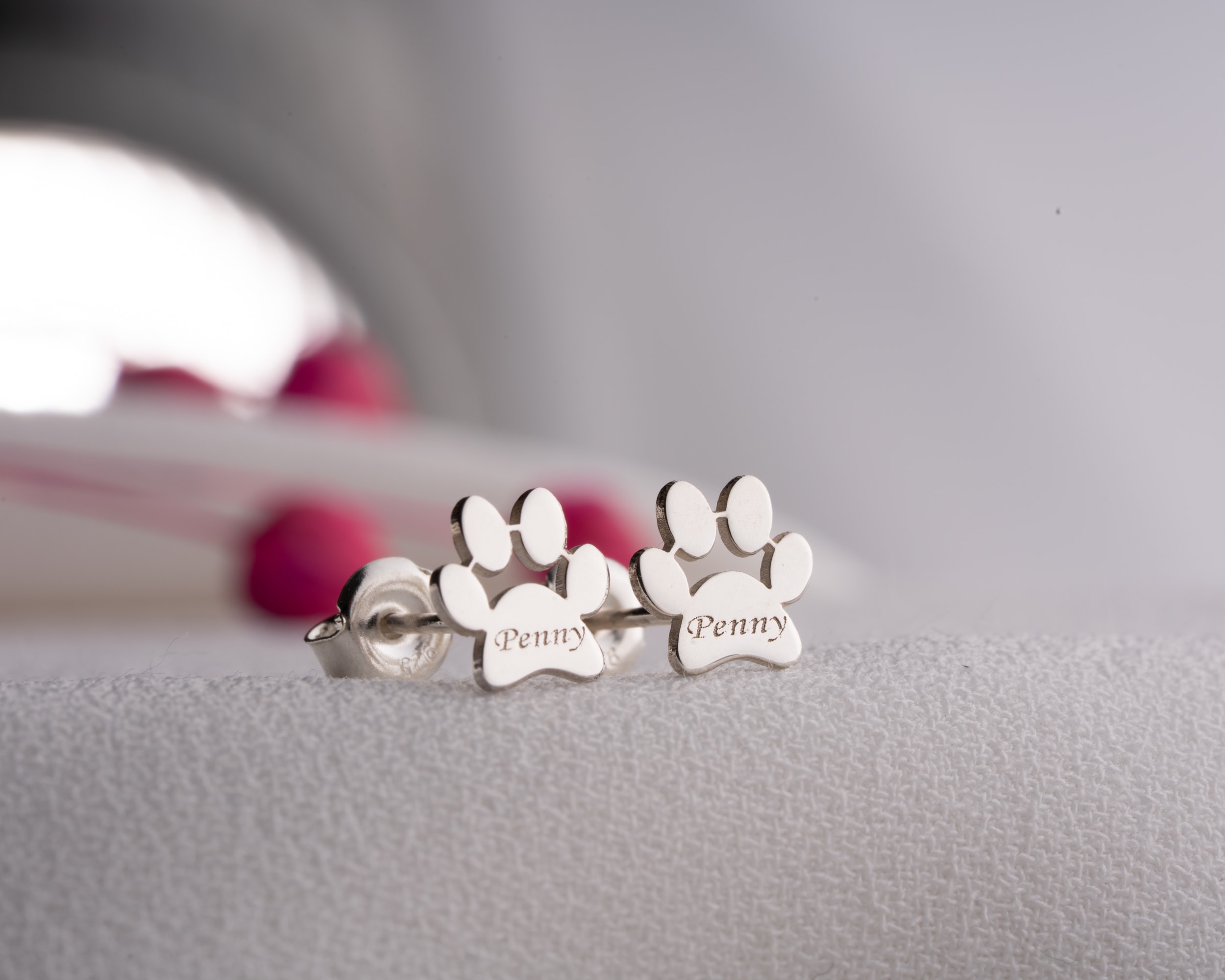 Kişiye Özel Pati Küpe | Minimal ve Zarif Çivili Tasarım