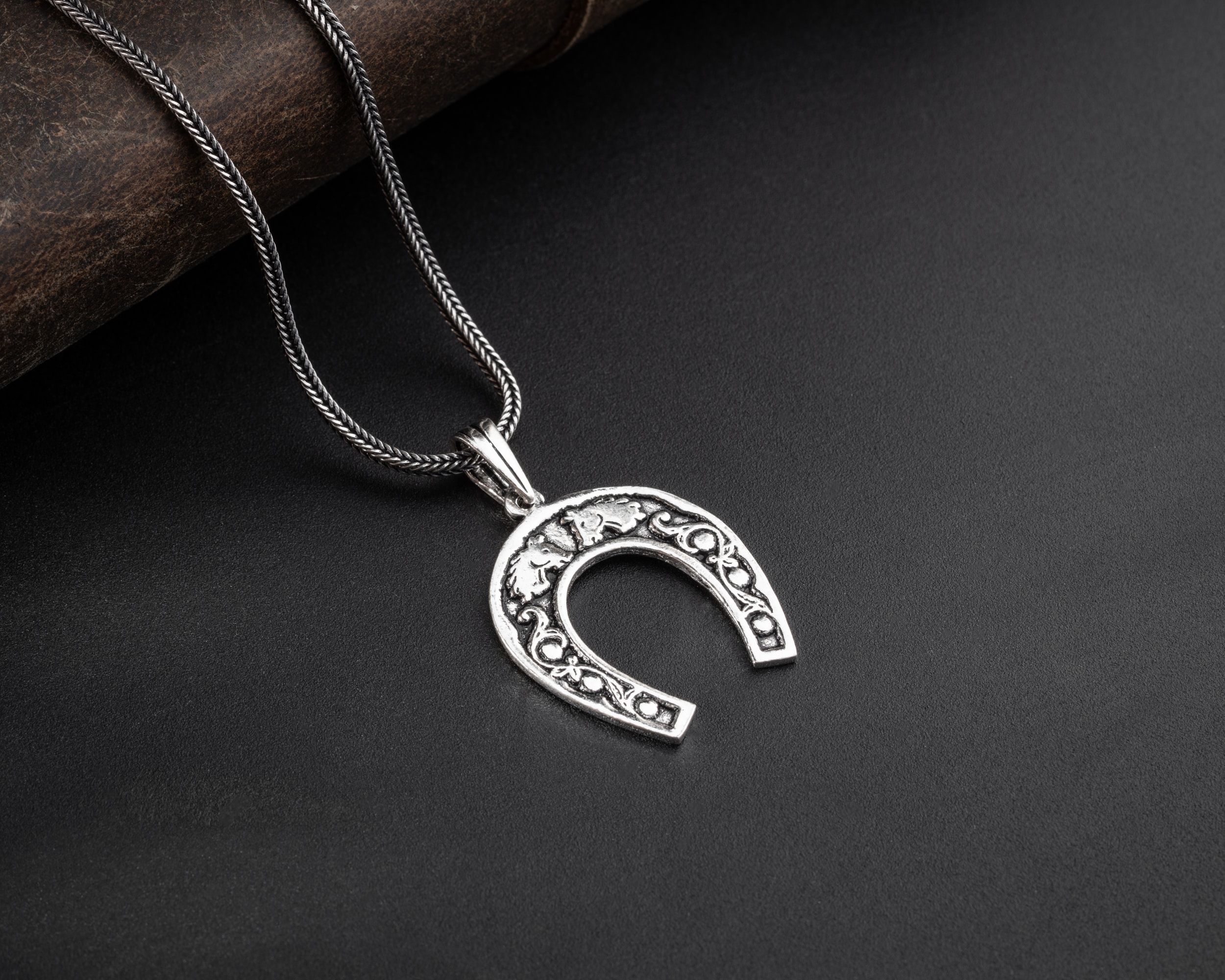 At Nalı Erkek Kolye | Tilki Kuyruğu Zincirli Şans ve Güç Sembolü