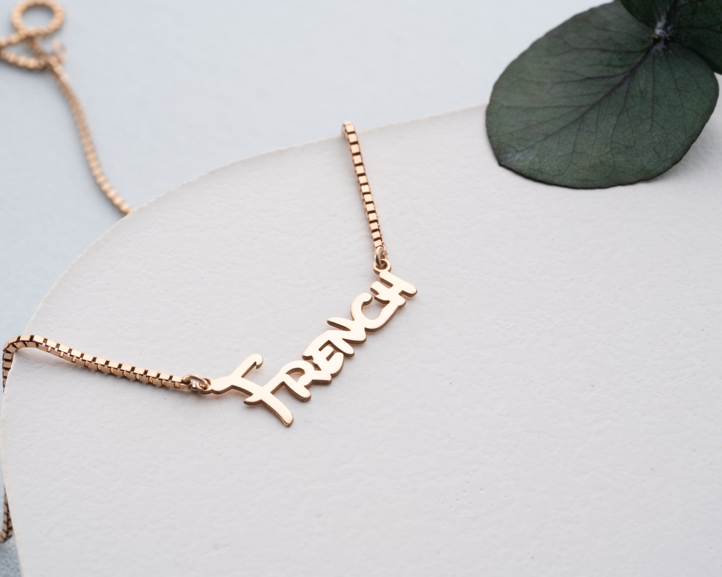 İsim Kolye Küp Zincir – Zarafet ve Kişisel Dokunuşun Buluştuğu Tasarım