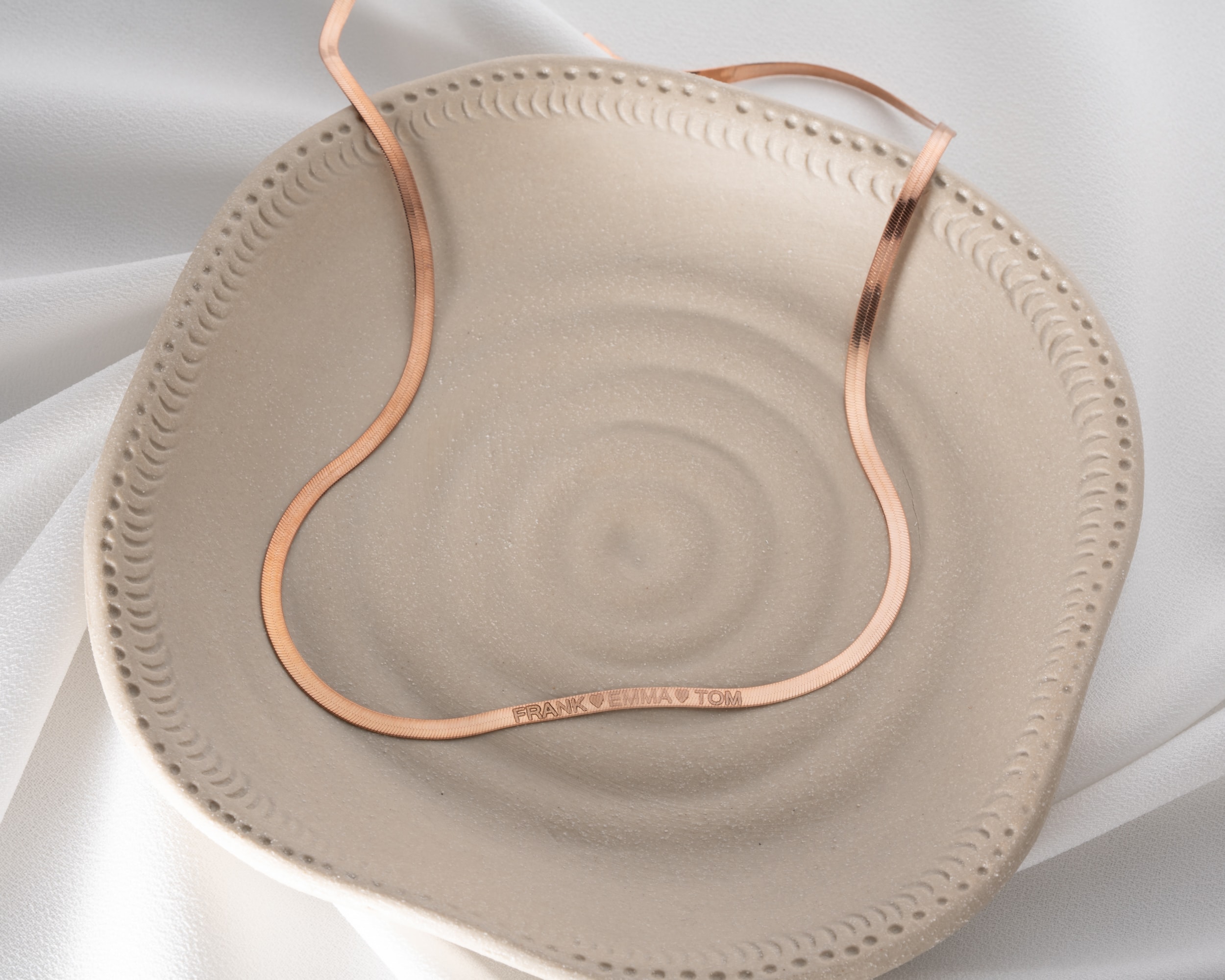 Gravürlü İtalyan Yassı Kolye – İsimli & Unisex Gümüş Model