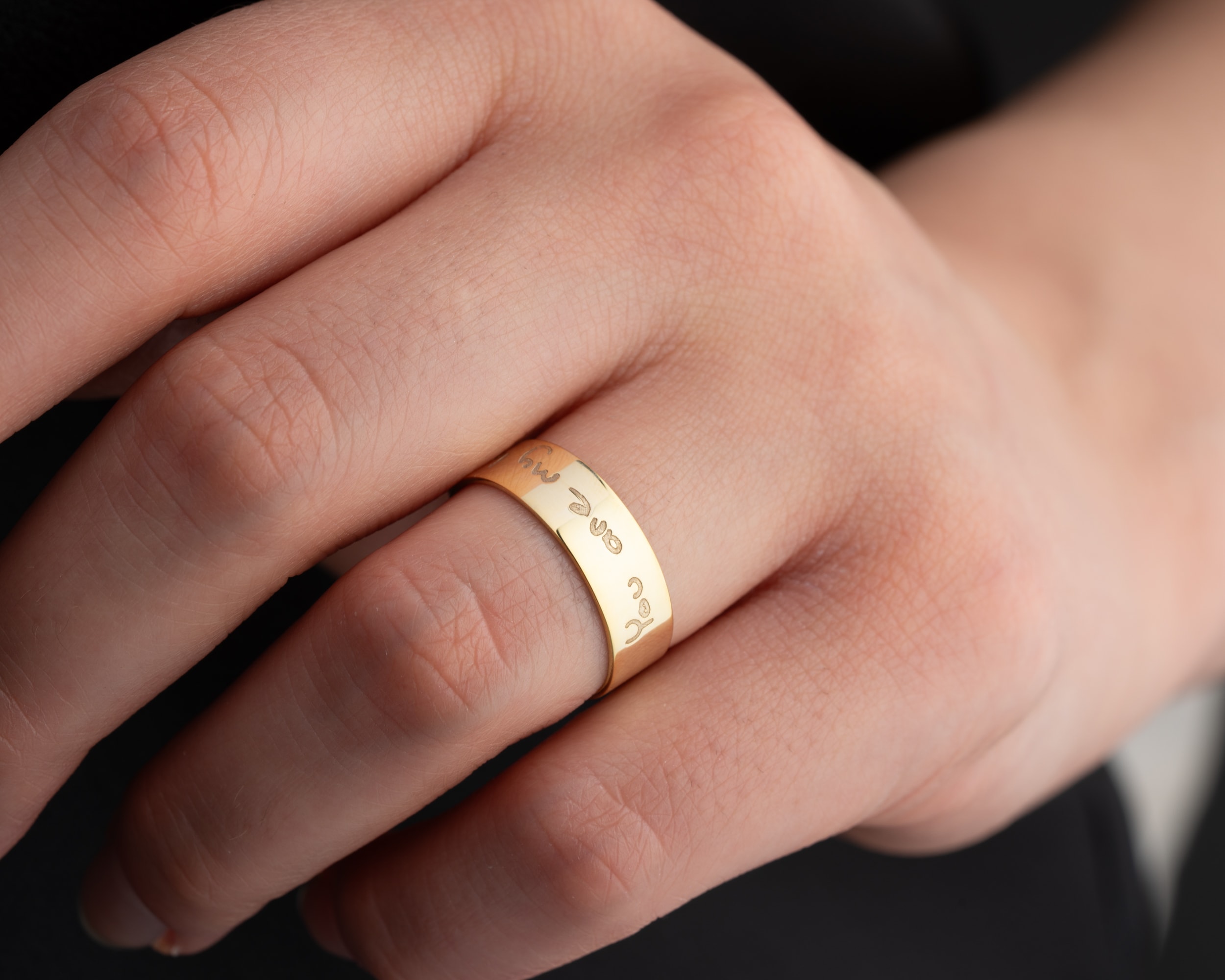 Üzeri Yazılı Kalın Gümüş Alyans – Minimal ve Anlamlı Tasarım