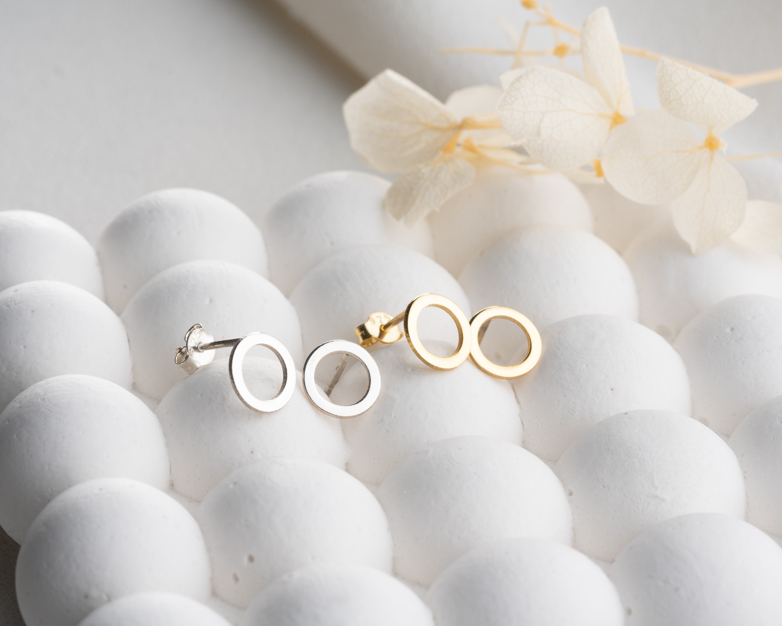 Çivili Mini Halka Küpe 925 Ayar Gümüş – Modern ve Zarif Tasarım