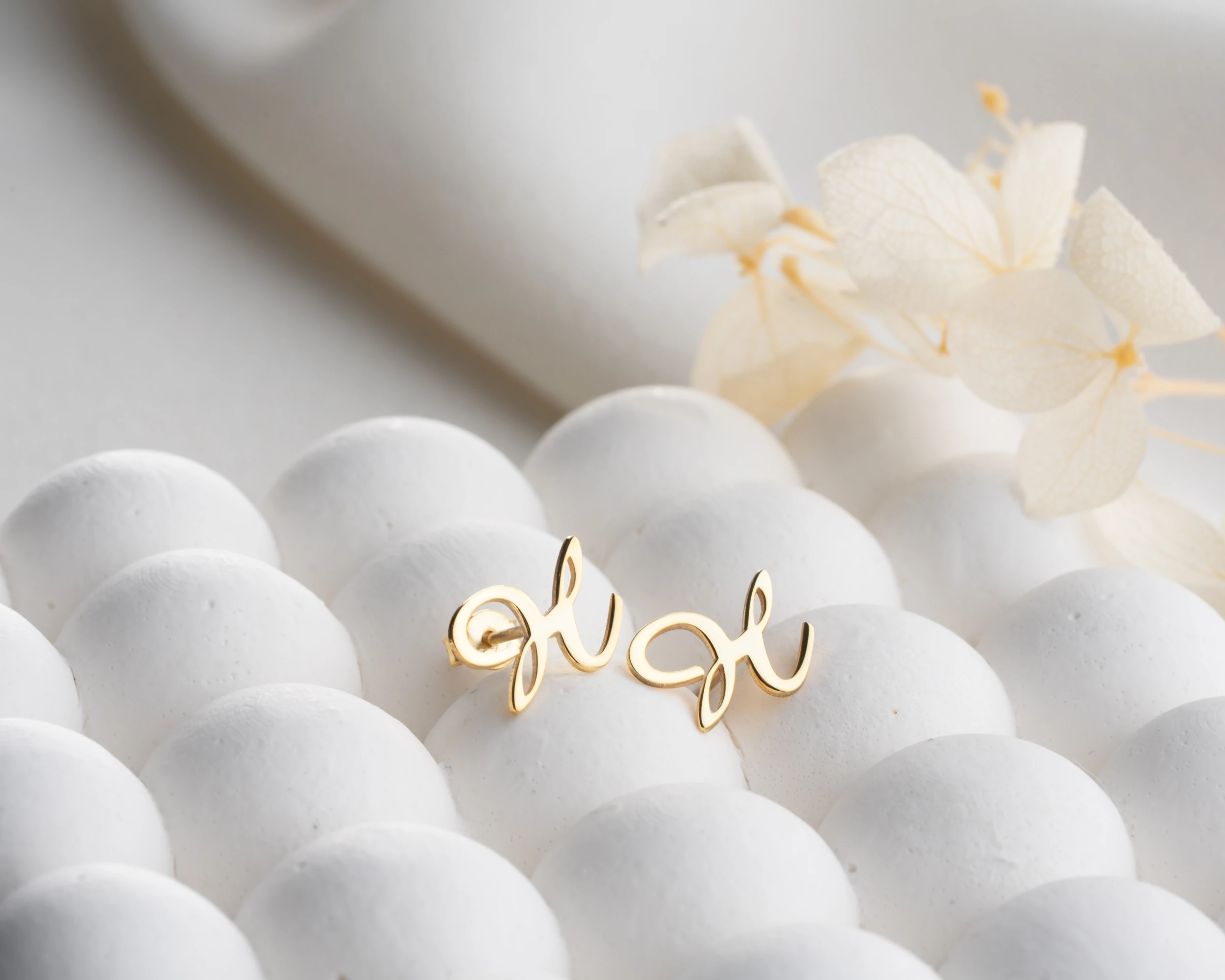 Çivili Harf Küpe 925 Ayar Gümüş – Kişiselleştirilebilir Kadın Takısı