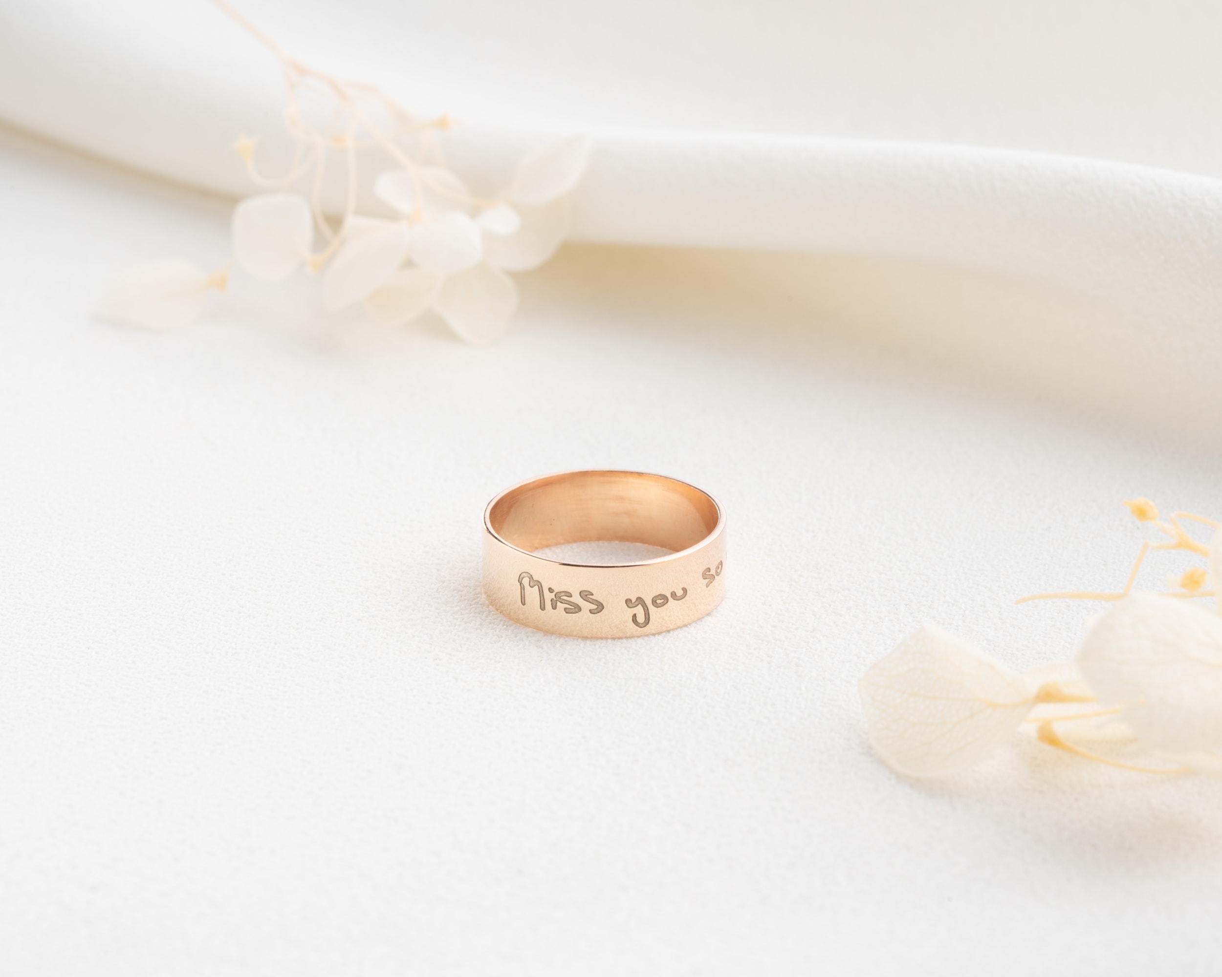 Üzeri Yazılı Kalın Gümüş Alyans – Minimal ve Anlamlı Tasarım