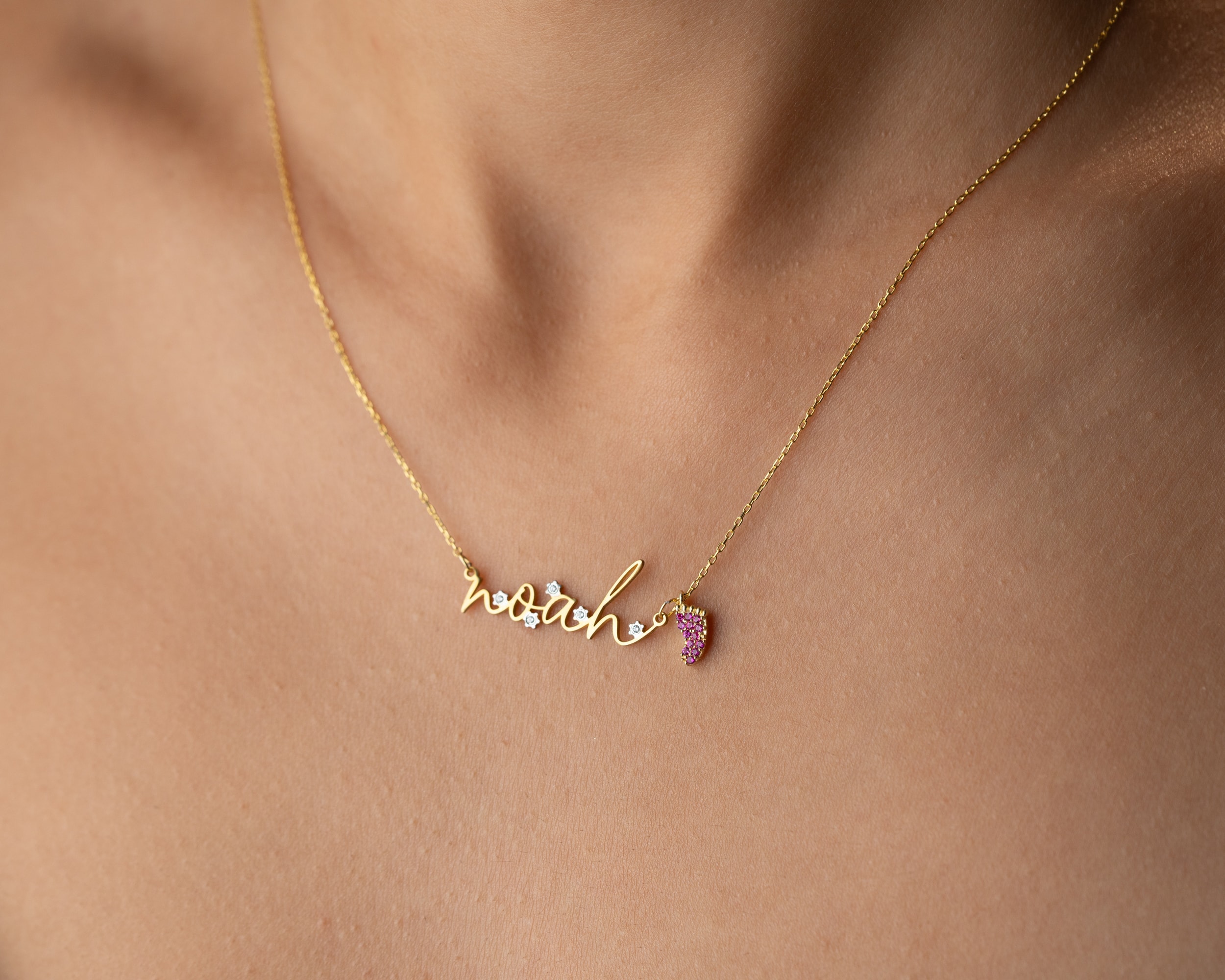 925 Gümüş Sallanan Charmlı Taşlı İsim Kolye – Zarif ve Minimal Tasarım