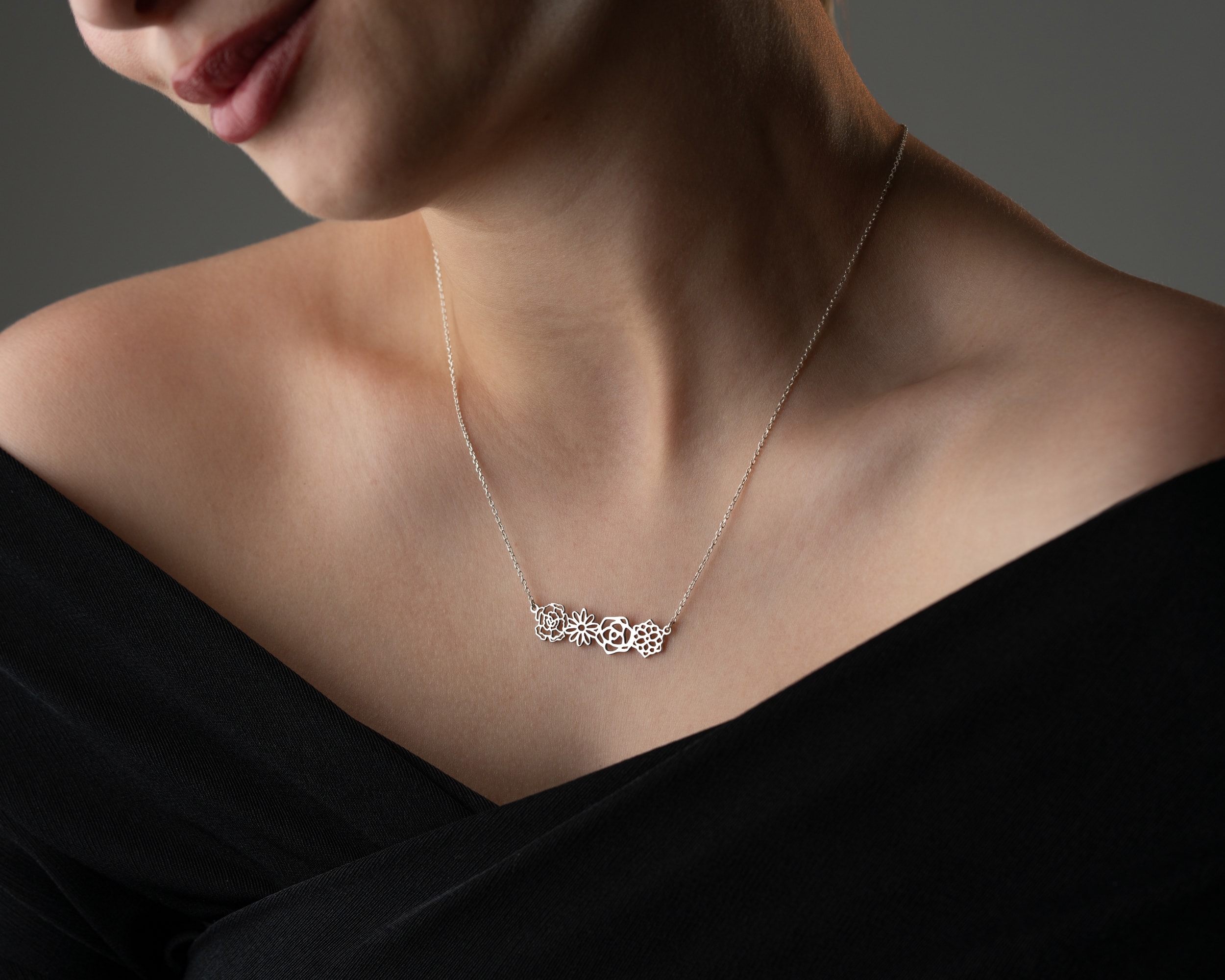 Aileyi Sembolize Eden Çoklu Doğum Çiçekli Kolye – Kişiselleştirilebilir Tasarım