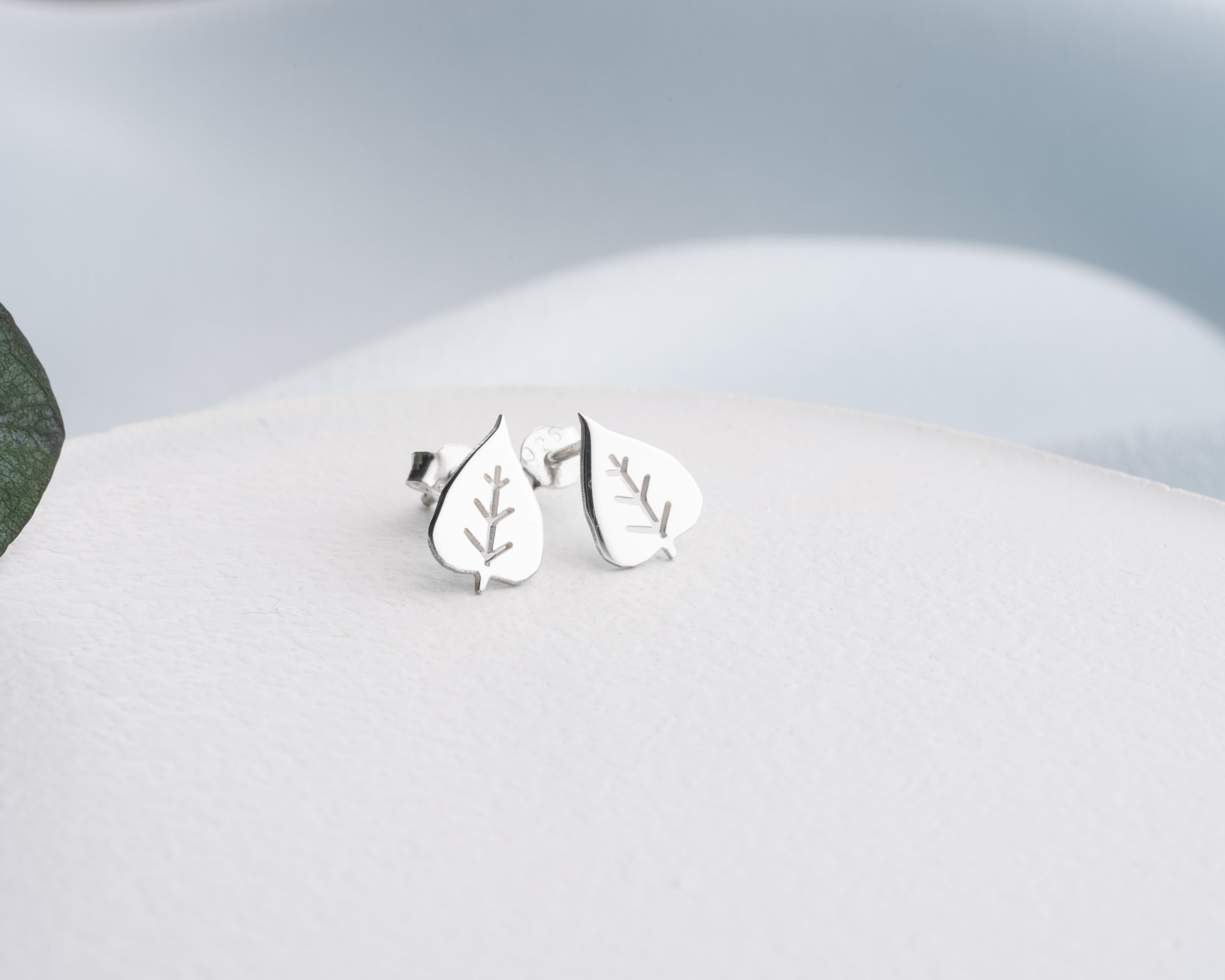 Çivili Yaprak Küpe – Doğadan İlham Alan Zarif Takı