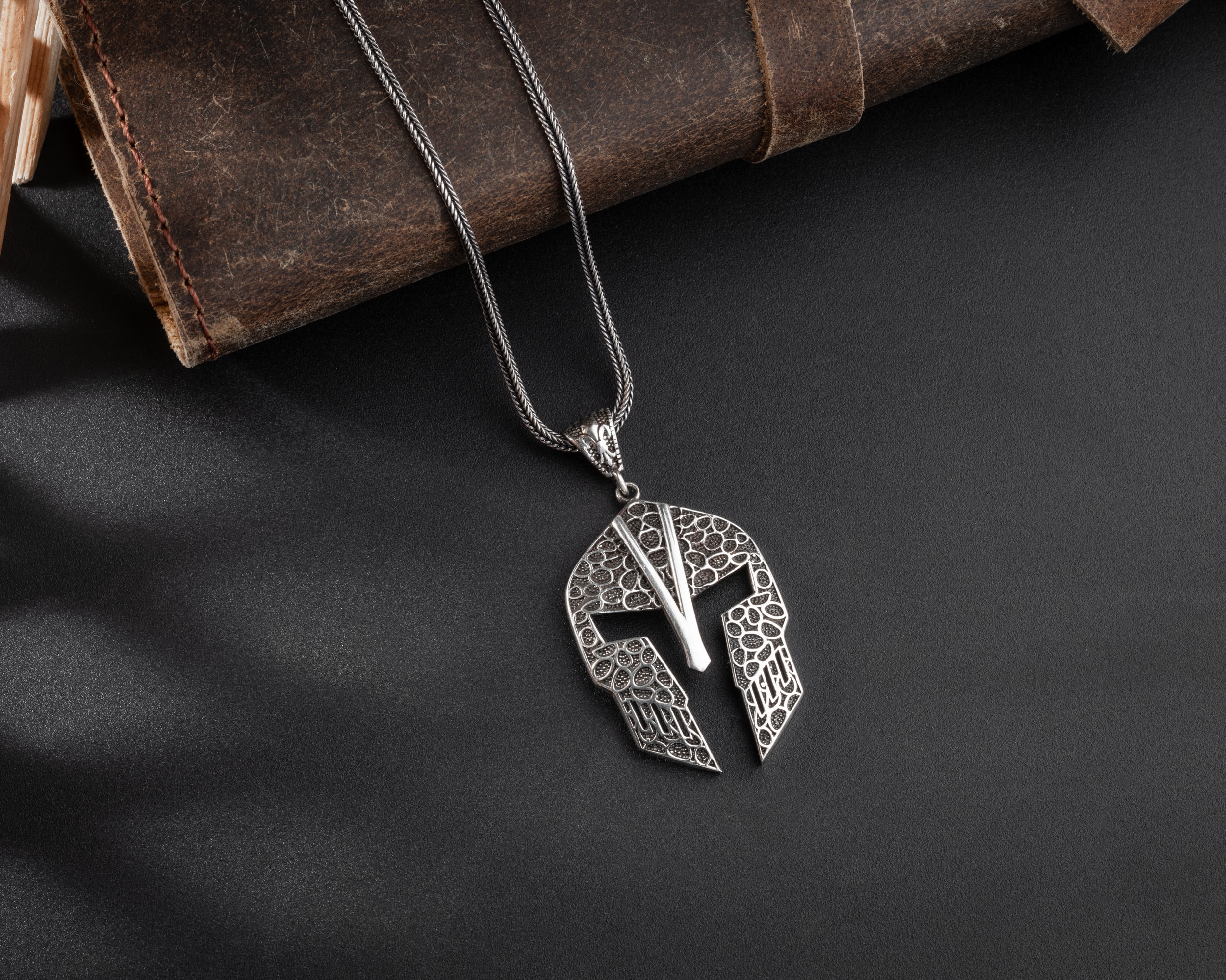 Miğfer Erkek Kolye | Tilki Kuyruğu Zincirli Güç ve Kararlılık Tasarımı