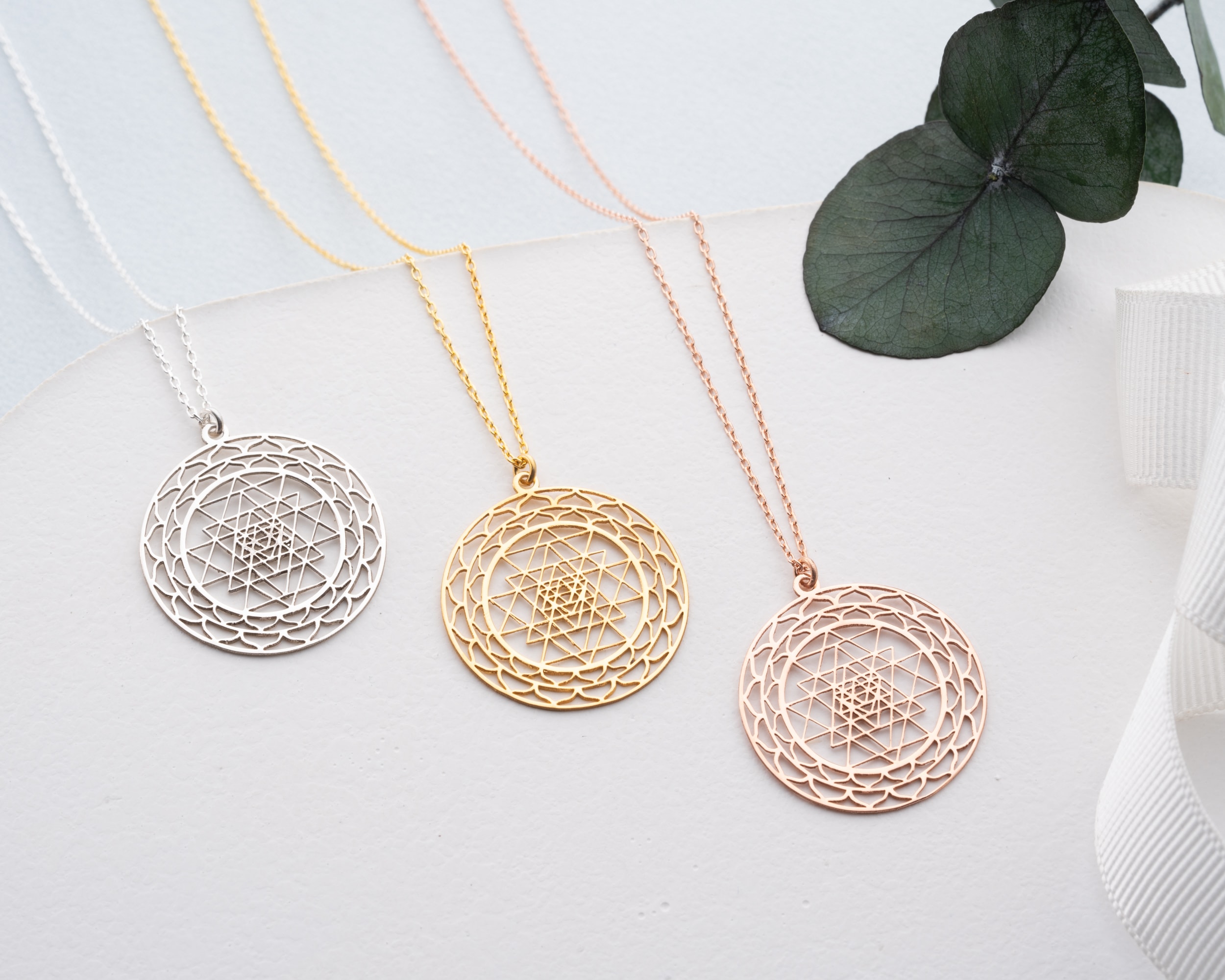 Sri Yantra Yuvarlak Spiral Kesim 925 Ayar Gümüş Kolye – Spiral Kesim Spiritüel Takı