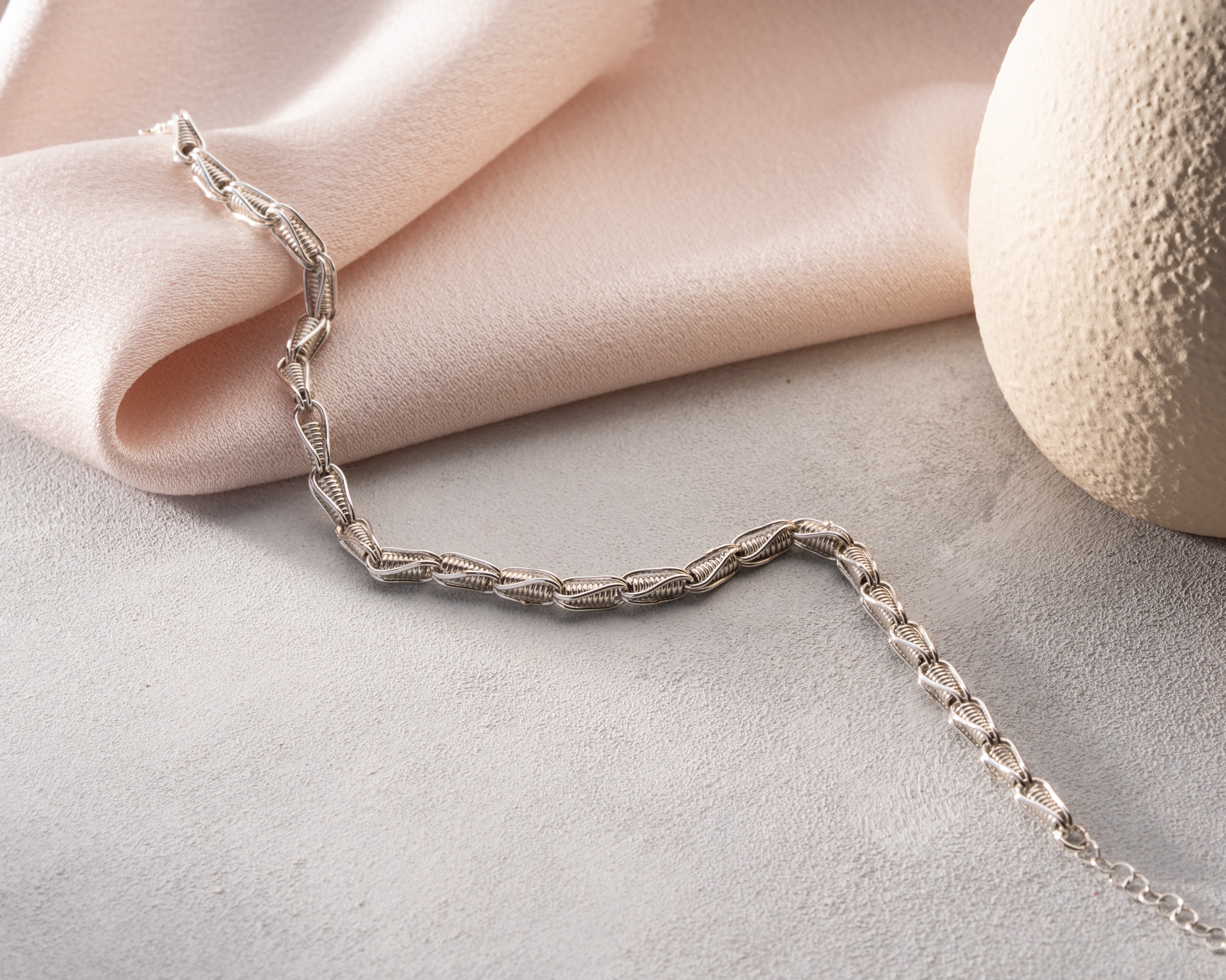 925 Ayar Gümüş El İşçiliğinin Zarif Dokunuşu - Özel Tasarım El Yapımı Bileklik