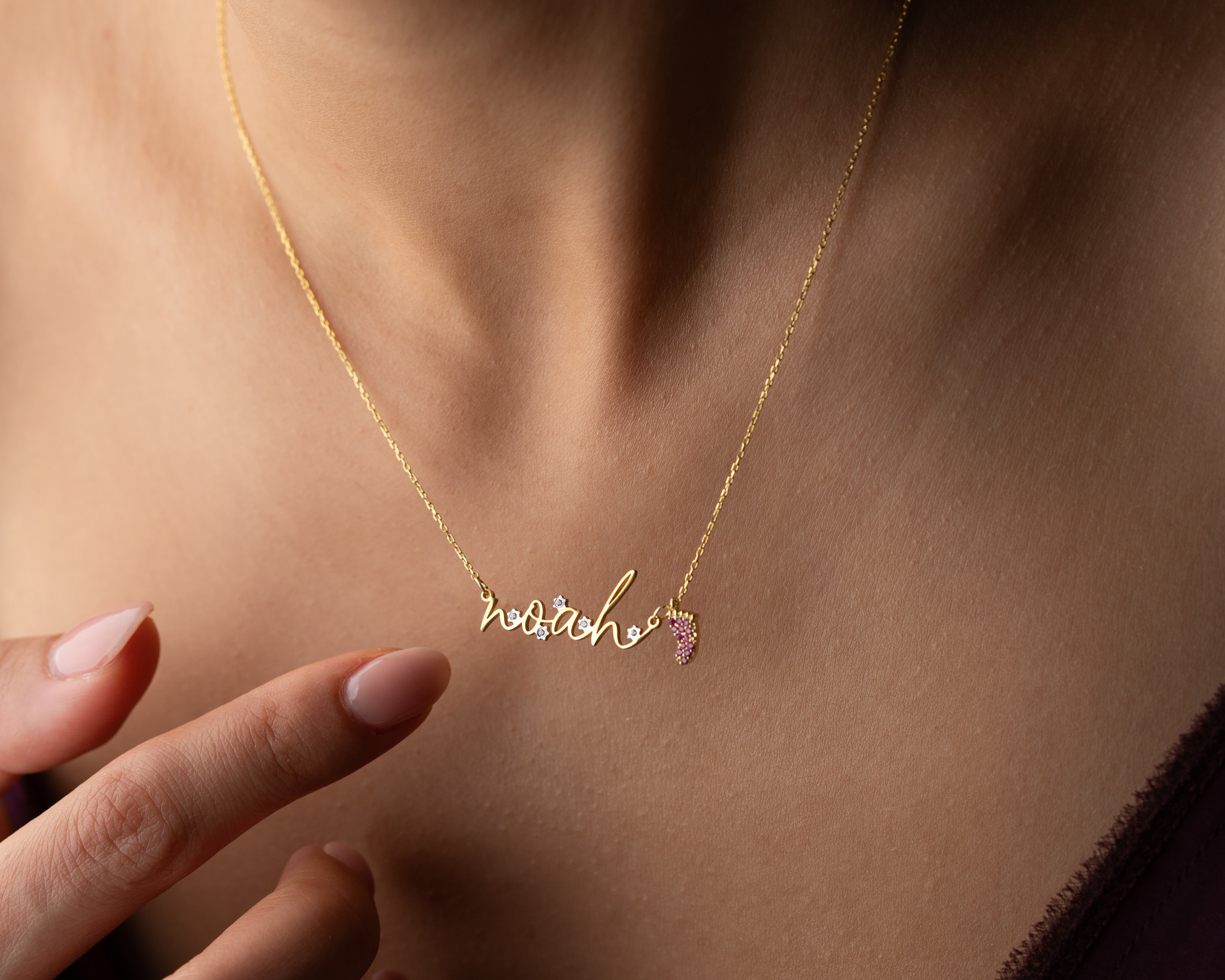 925 Gümüş Sallanan Charmlı Taşlı İsim Kolye – Zarif ve Minimal Tasarım