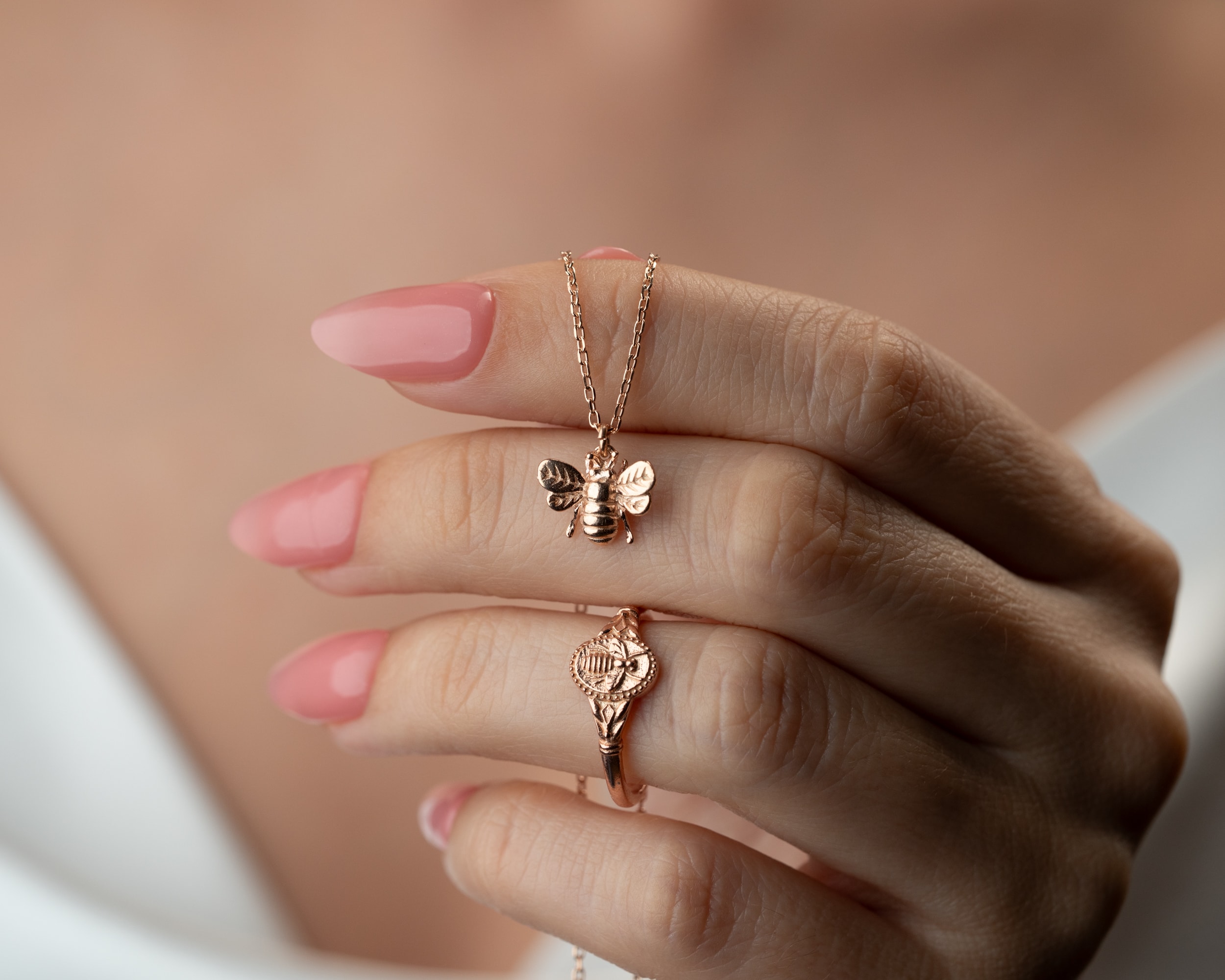 Arı Kolye & Arı Yüzük – 925 Ayar Gümüş, Doğadan İlham Alan Zarafet