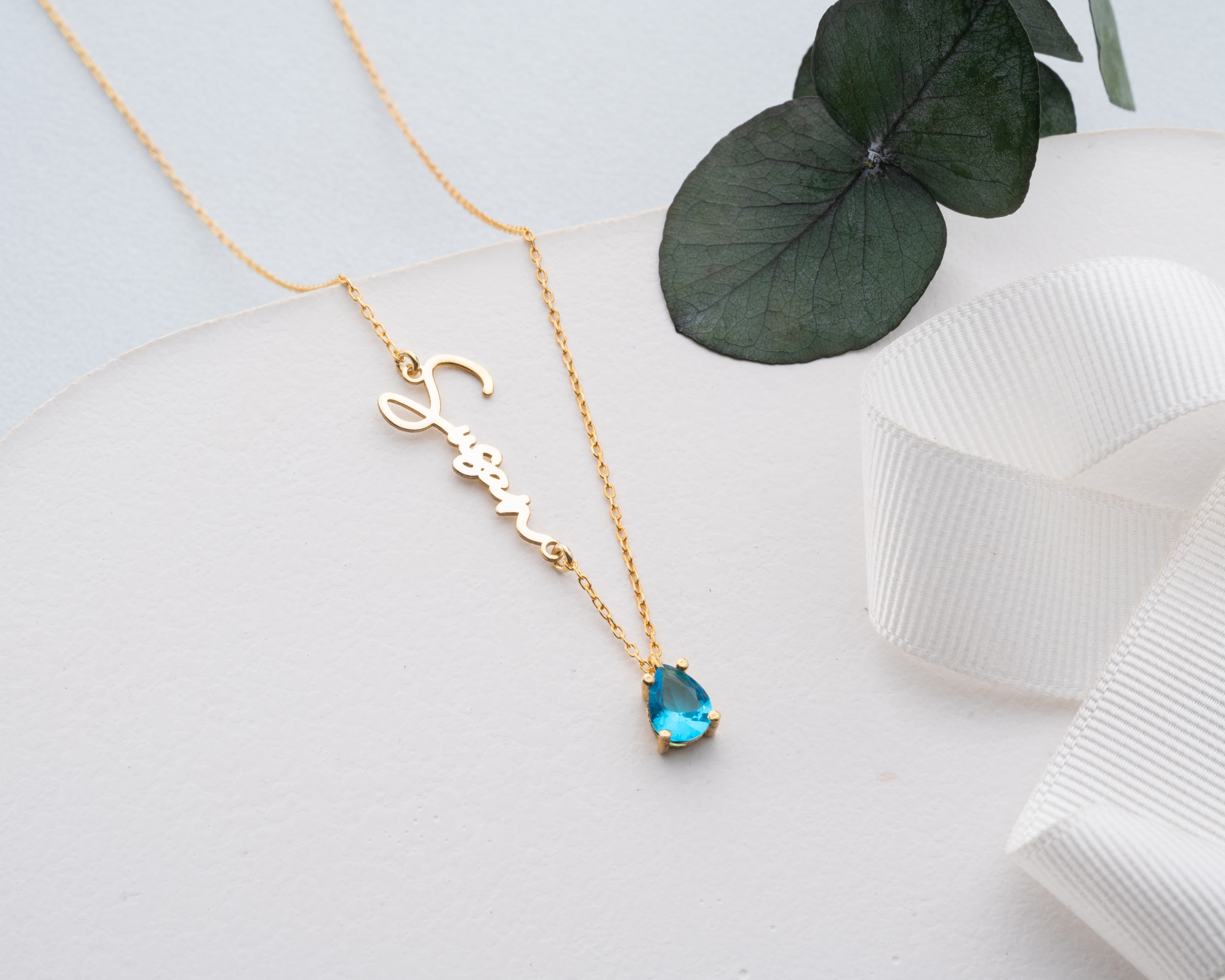 Yan İsimli Doğum Taşlı Kolye – Kişiye Özel Sideways İsim Kolye