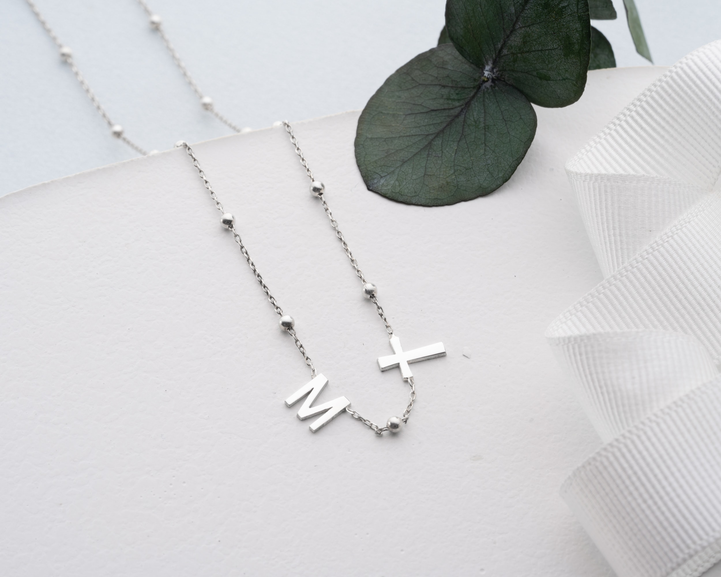 Aralıklı Harf Sembollü İsim Harf Kolye – Top Zincirli Kişiye Özel Zarif Tasarım