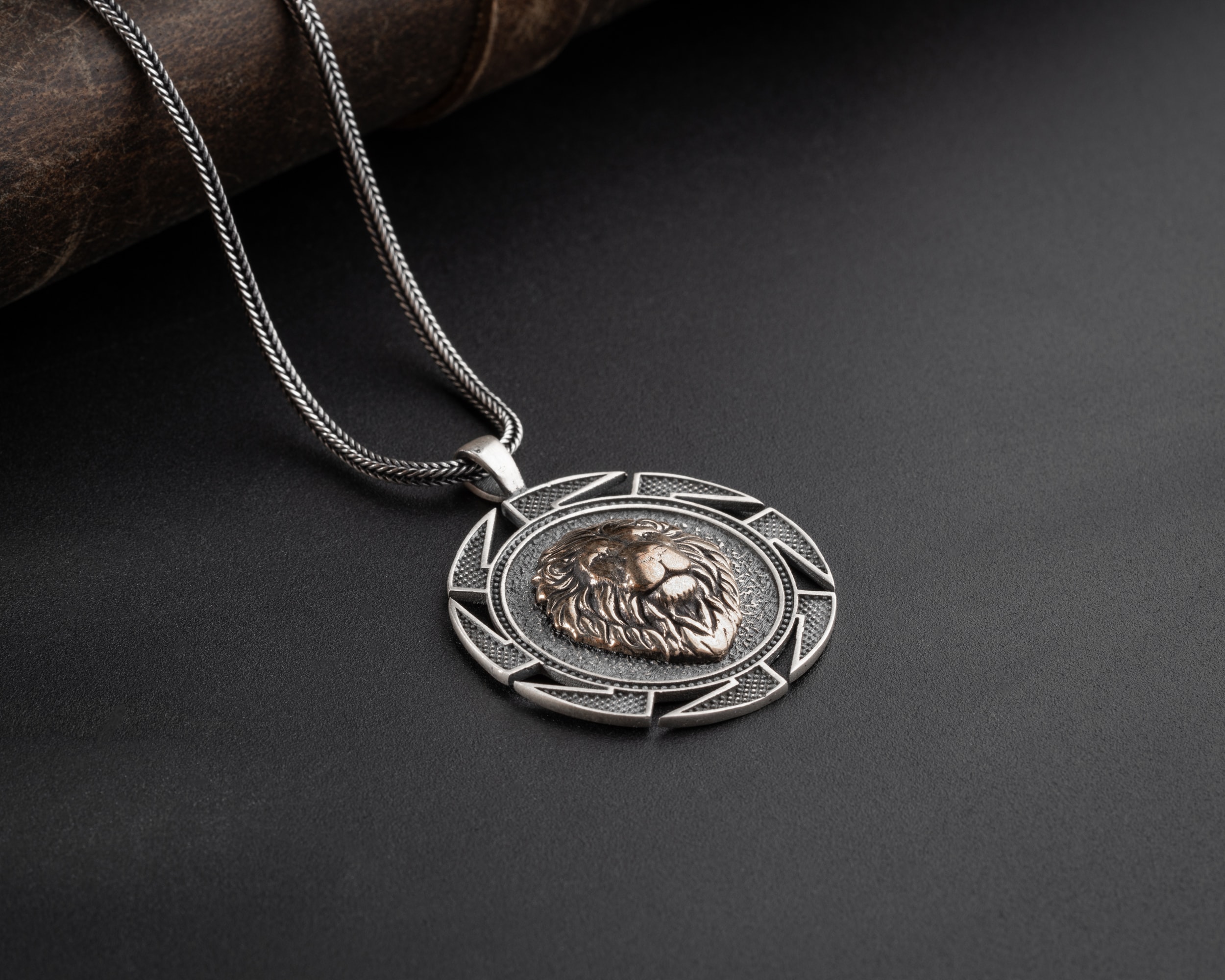 Kabartma Aslan Erkek Kolye | Tilki Kuyruğu Zincirli Güç ve Karizma Tasarımı