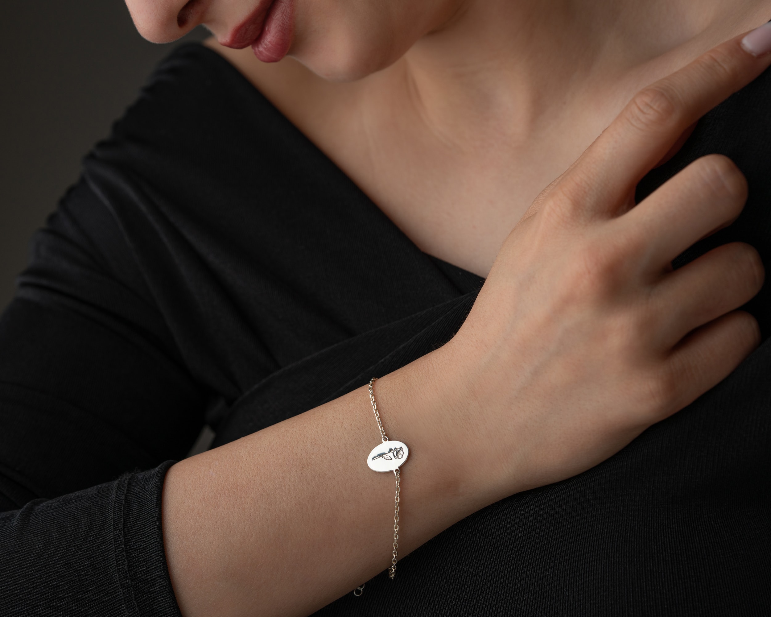 Oval Doğum Çiçekli Bileklik – Kişiye Özel Tasarım | Minimal ve Zarif