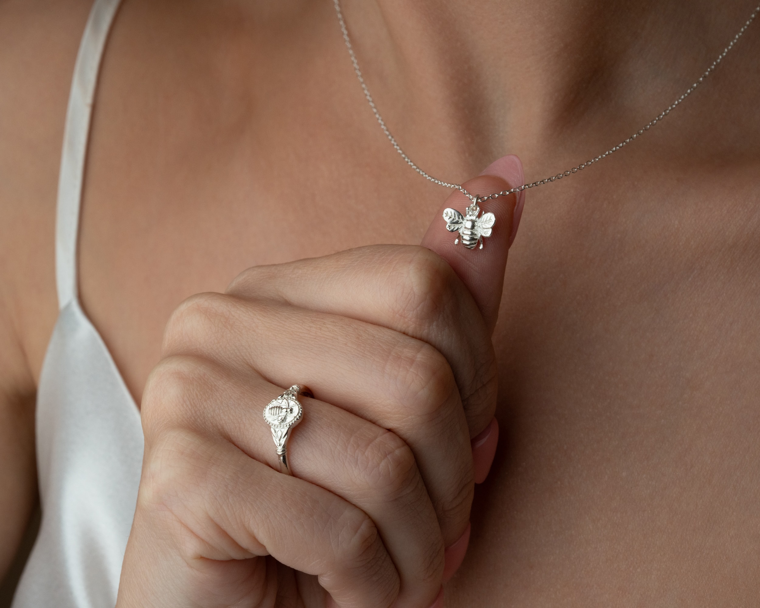 Arı Kolye & Arı Yüzük – 925 Ayar Gümüş, Doğadan İlham Alan Zarafet