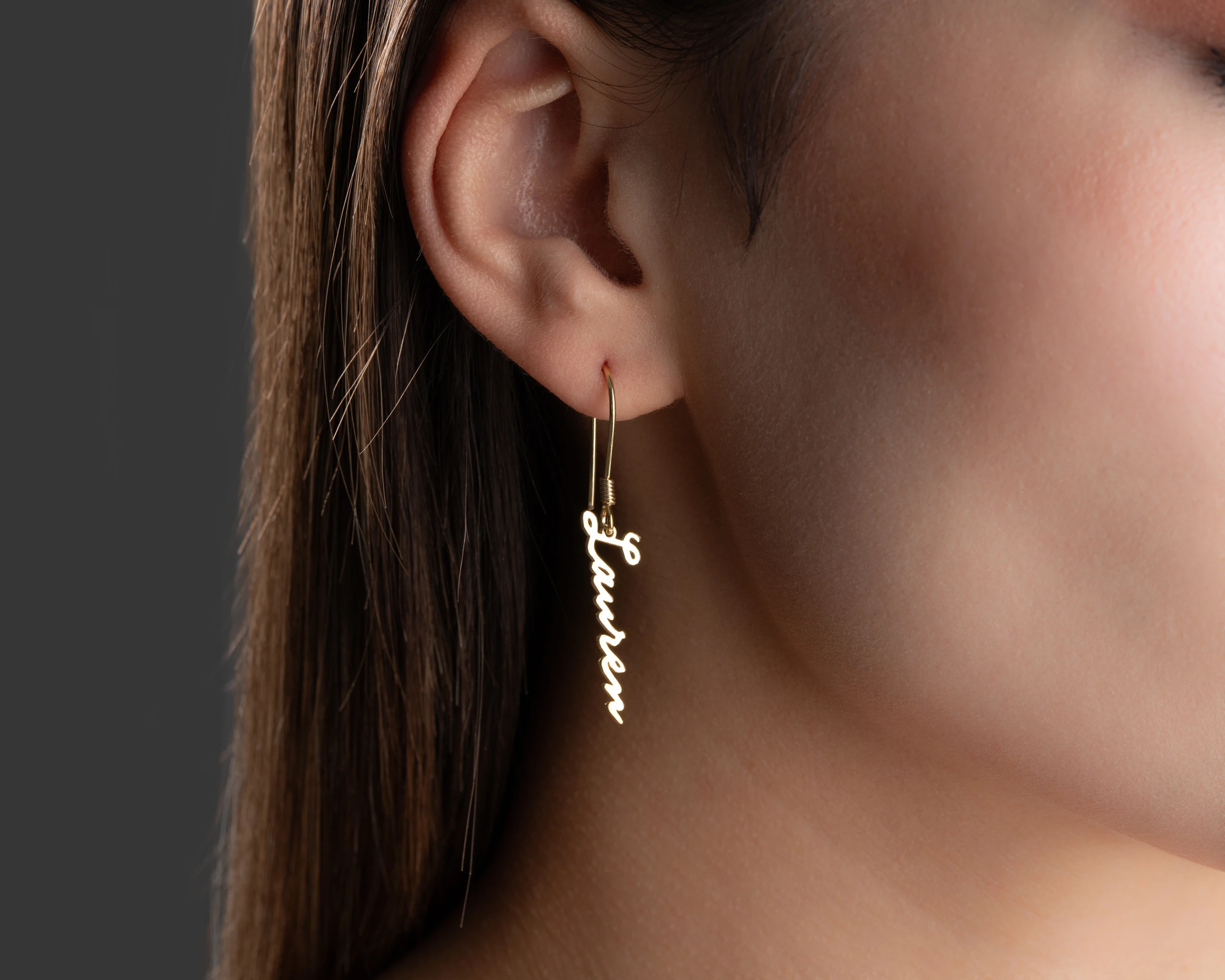 Dik Sallantılı İsim Küpe 925 Ayar Gümüş – Kişiselleştirilebilir Kadın Takısı