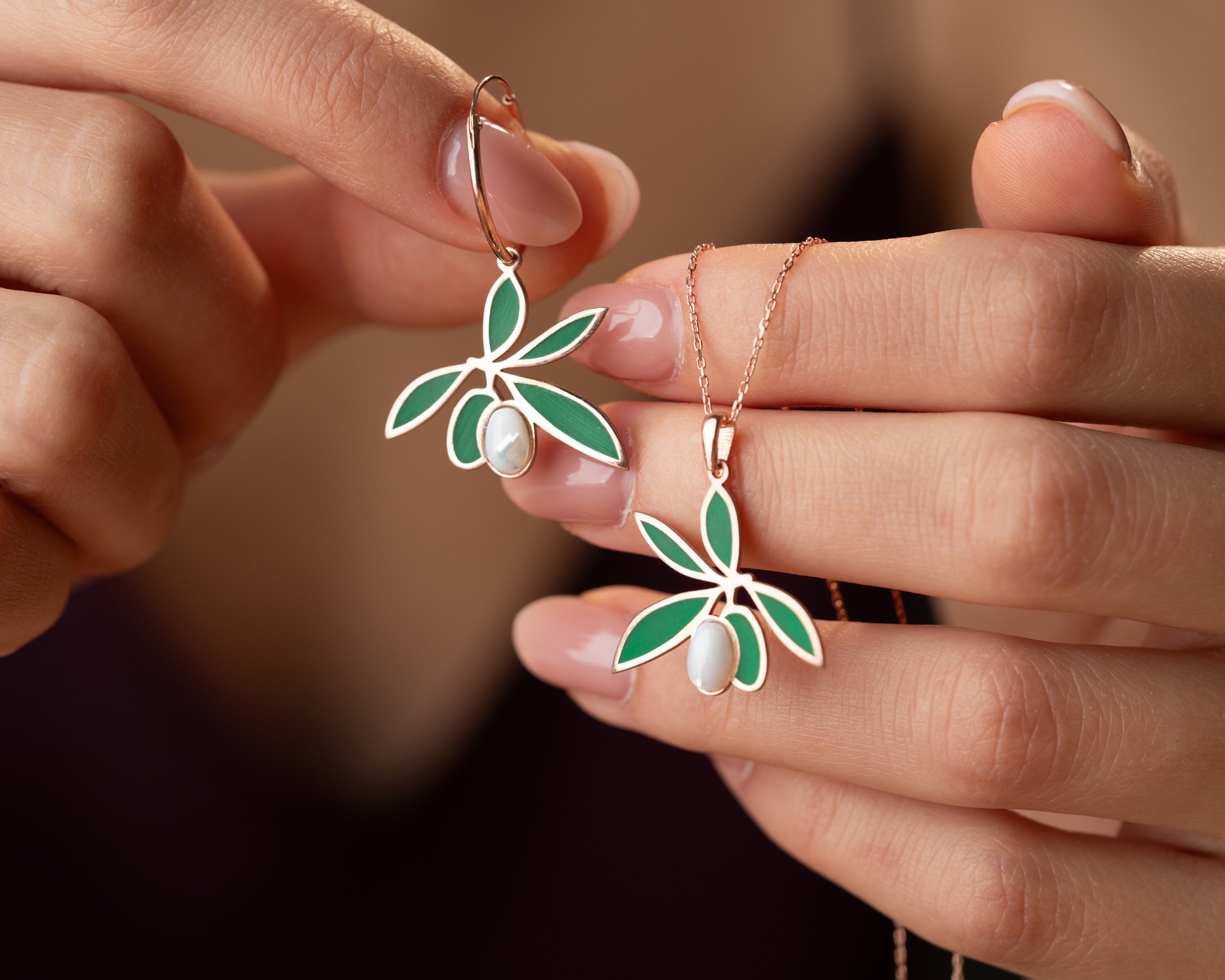 925 Gümüş Zeytin Dalı Kolye – Beyaz İnci ve Renkli Mineli Zarif Tasarım