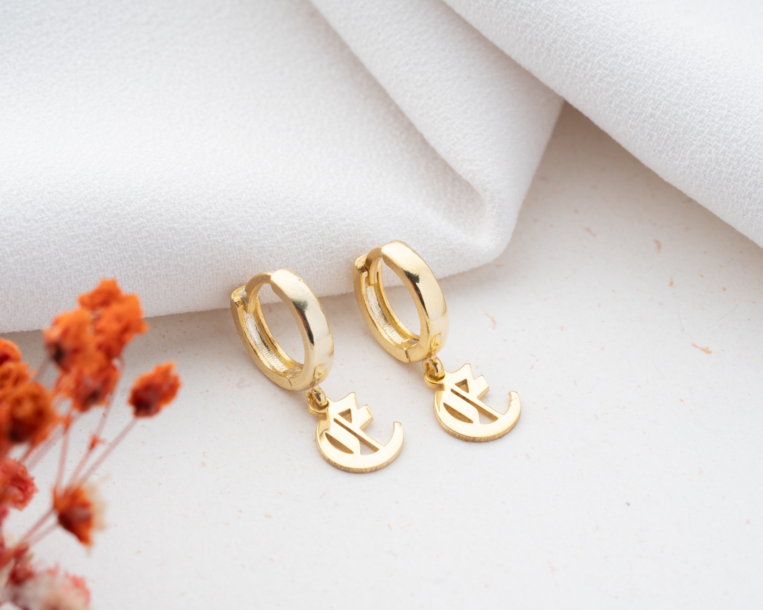 925 Gümüş Sallantılı Harf Küpe – Minimal ve Zarif Tasarım