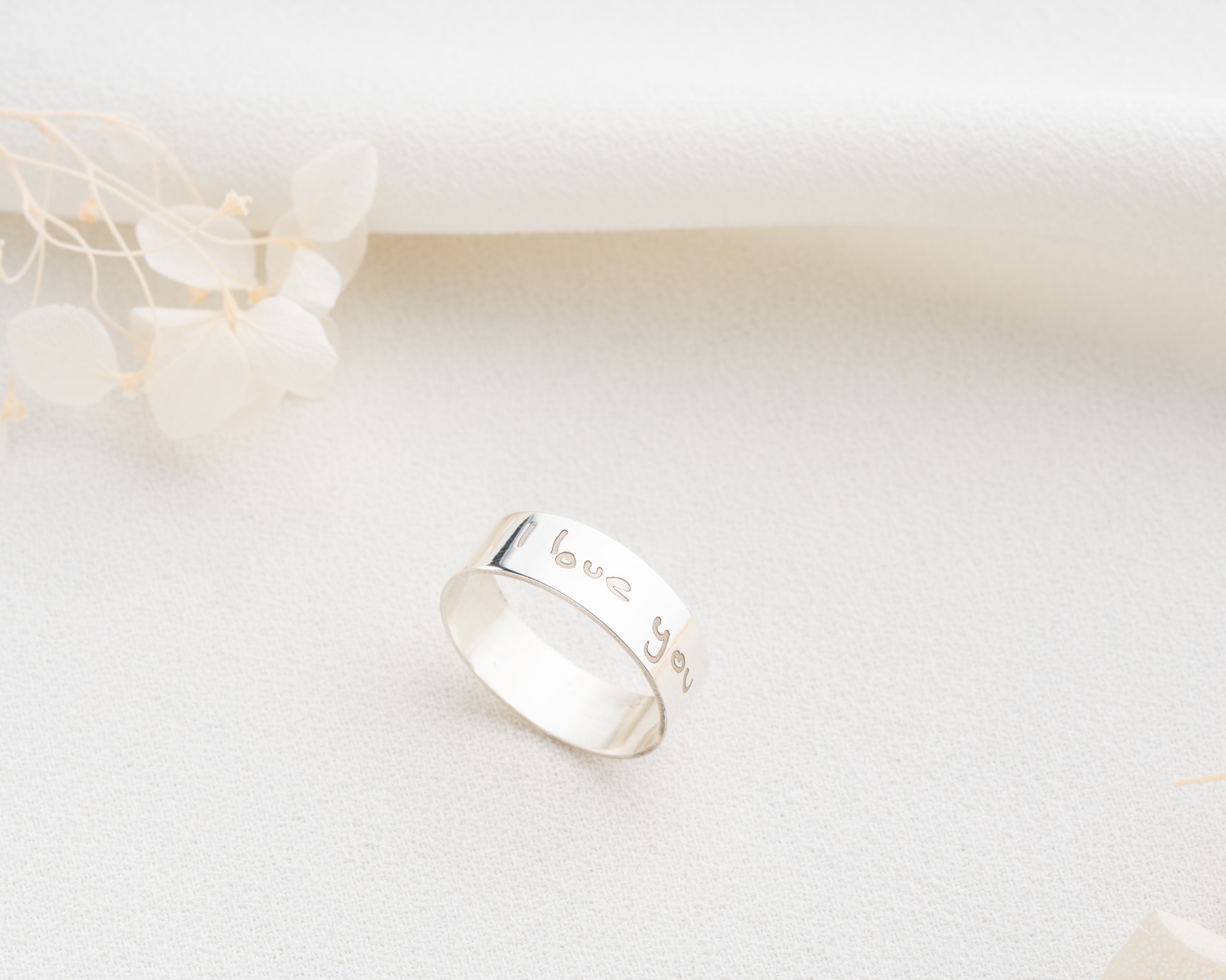 Üzeri Yazılı Kalın Gümüş Alyans – Minimal ve Anlamlı Tasarım