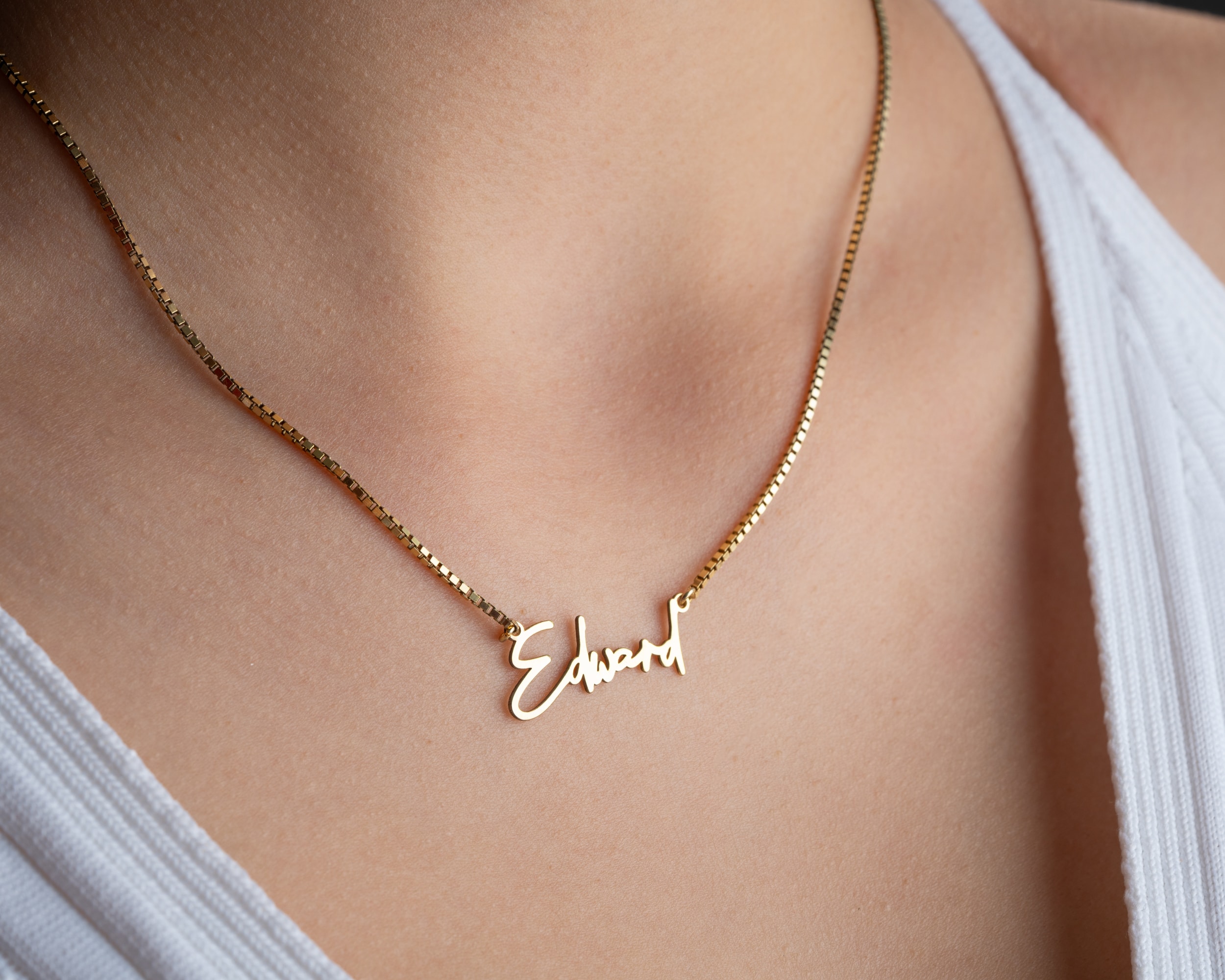 İsim Kolye Küp Zincir – Zarafet ve Kişisel Dokunuşun Buluştuğu Tasarım