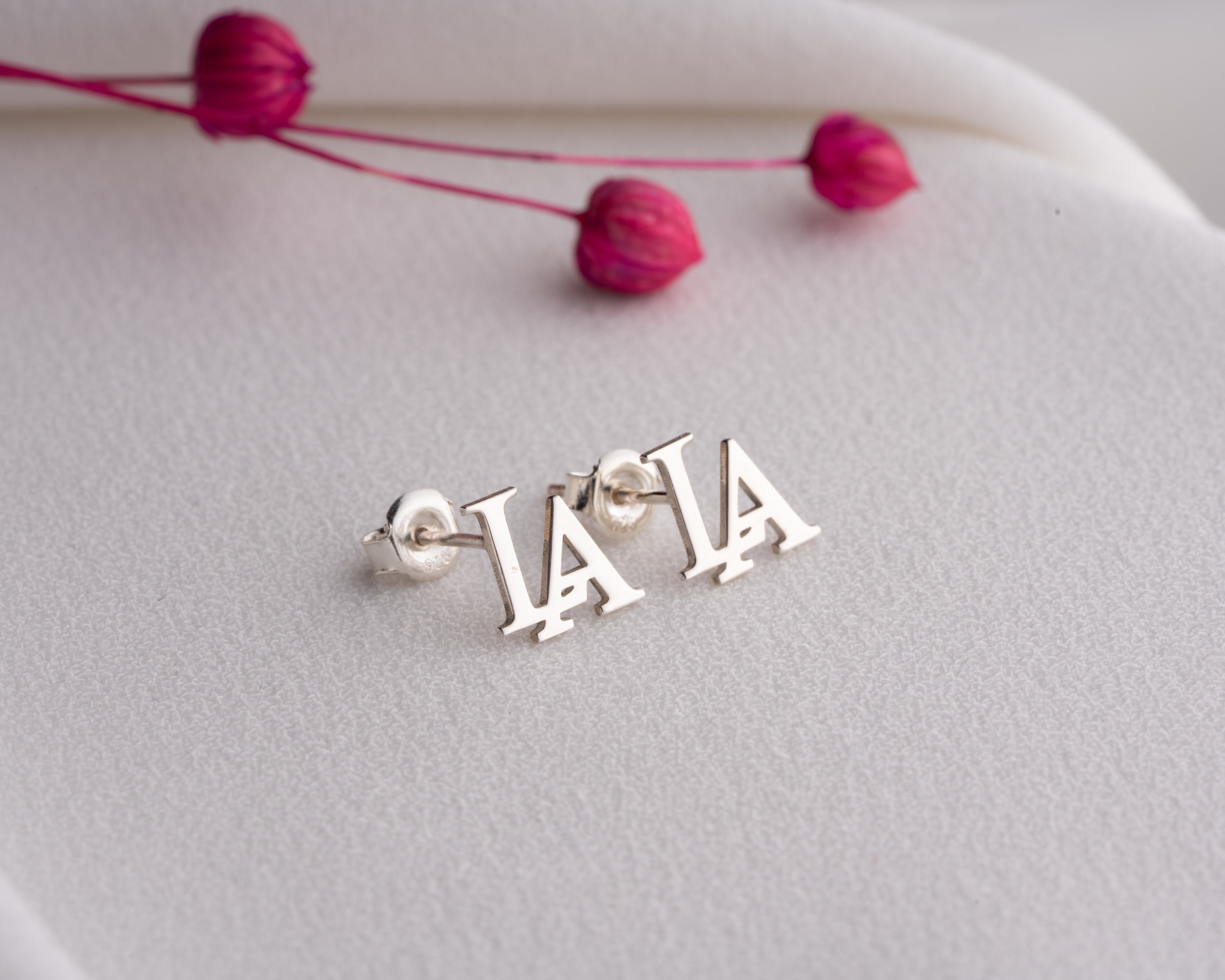 Kişiye Özel Çift Harf Küpe – Minimal ve Şık Aksesuar