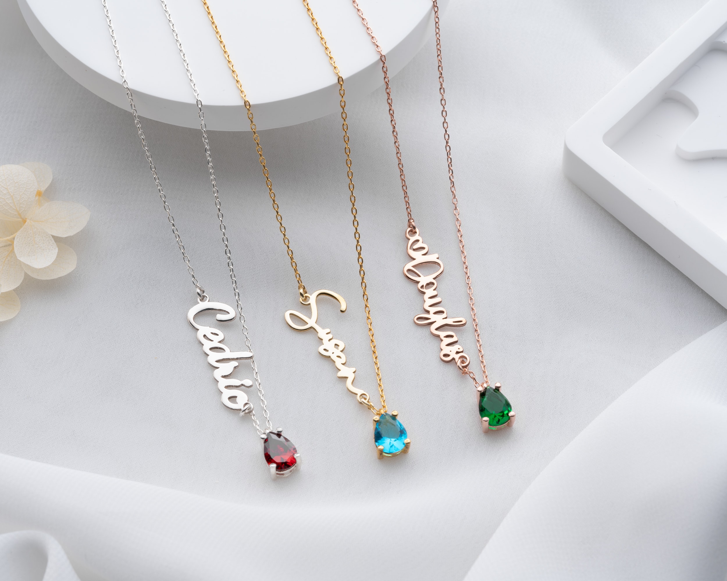 Yan İsimli Doğum Taşlı Kolye – Kişiye Özel Sideways İsim Kolye