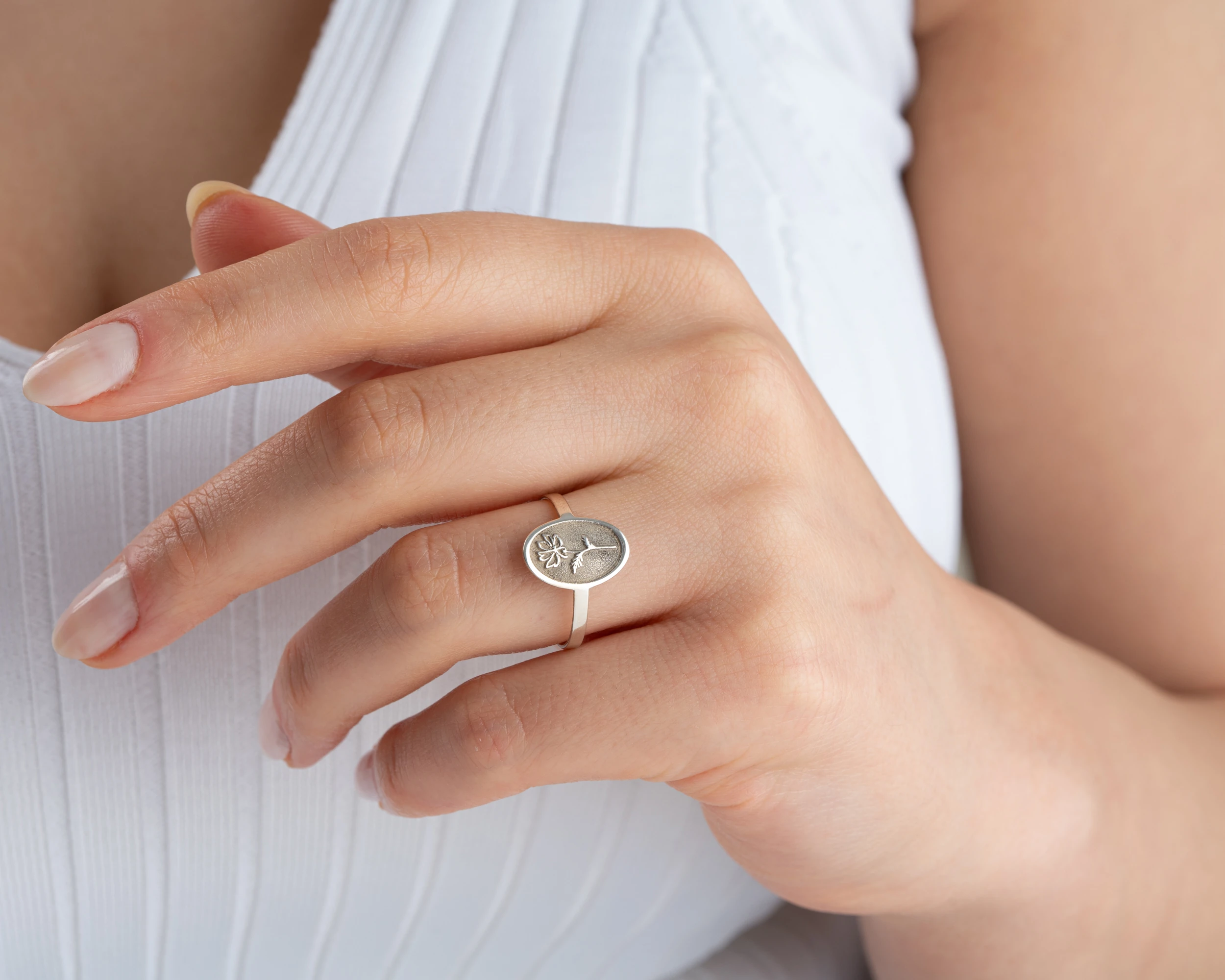 925 Gümüş Oval Doğum Çiçekli Yüzük – Minimal, Zarif ve Anlamlı Tasarım