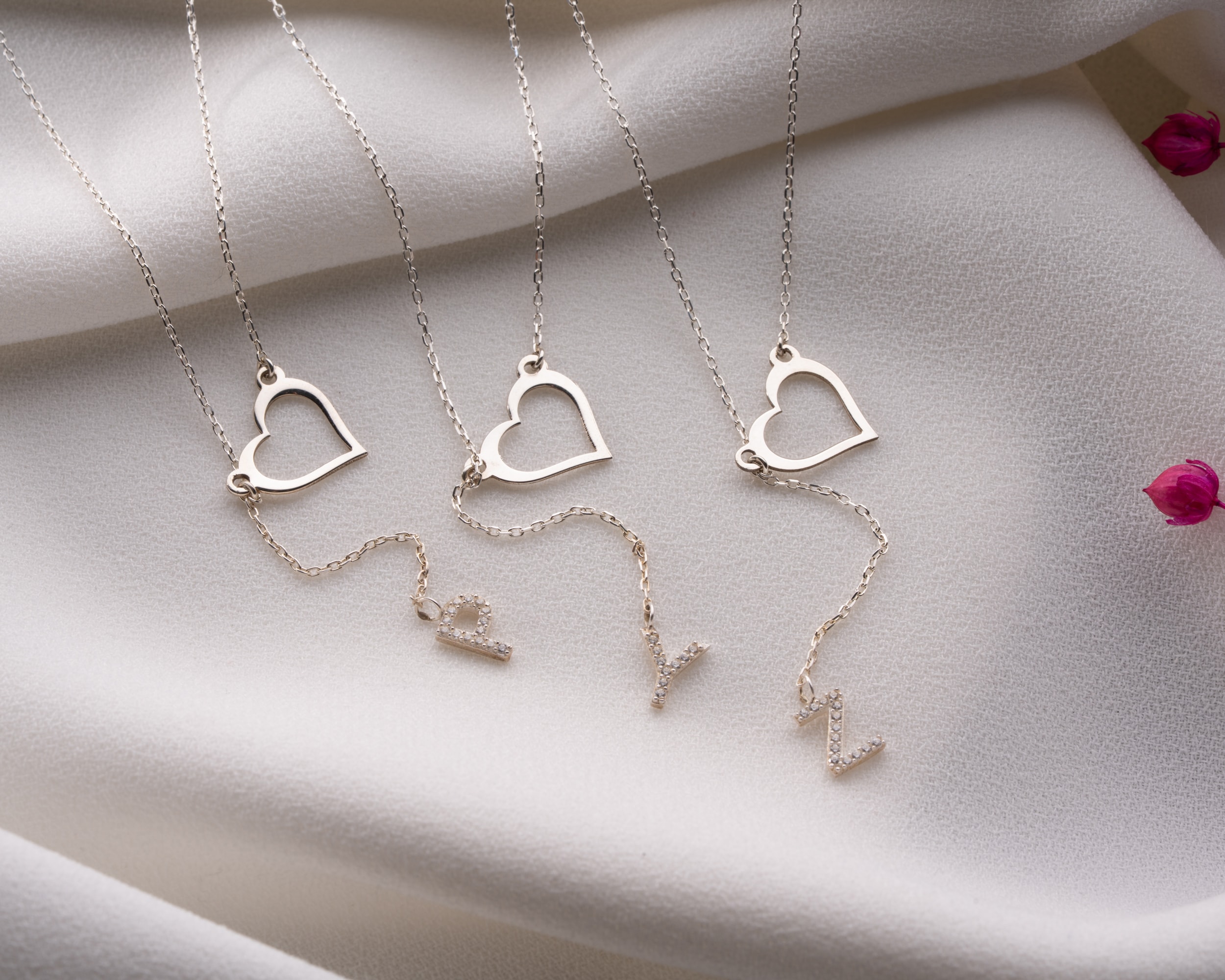 Harf Sallantılı Kalp Kolye | Y Kolye ile Minimal ve Şık Tasarım