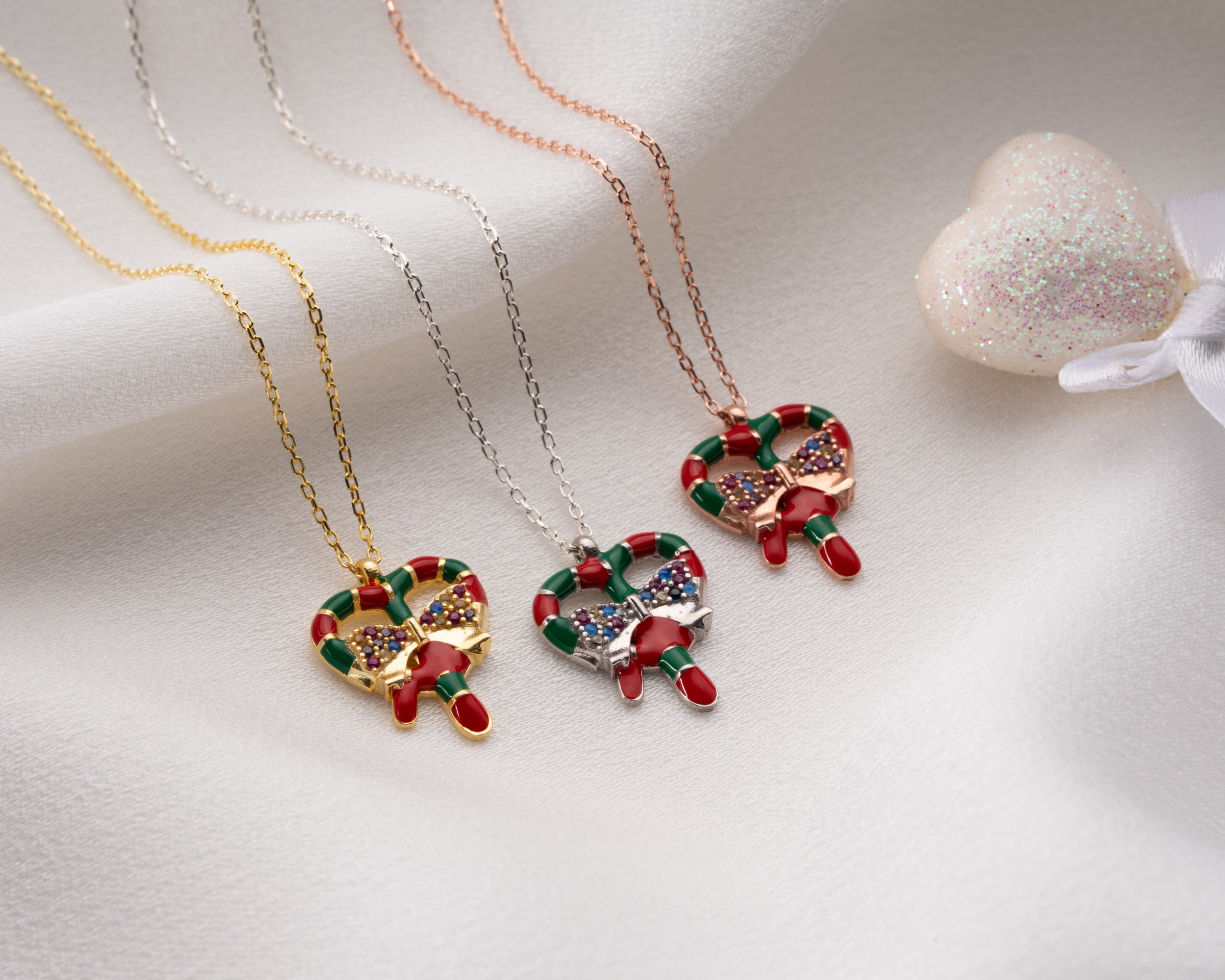 Mineli Yılbaşı Fiyonk Kolye – Renkli ve Zarif 925 Ayar Gümüş