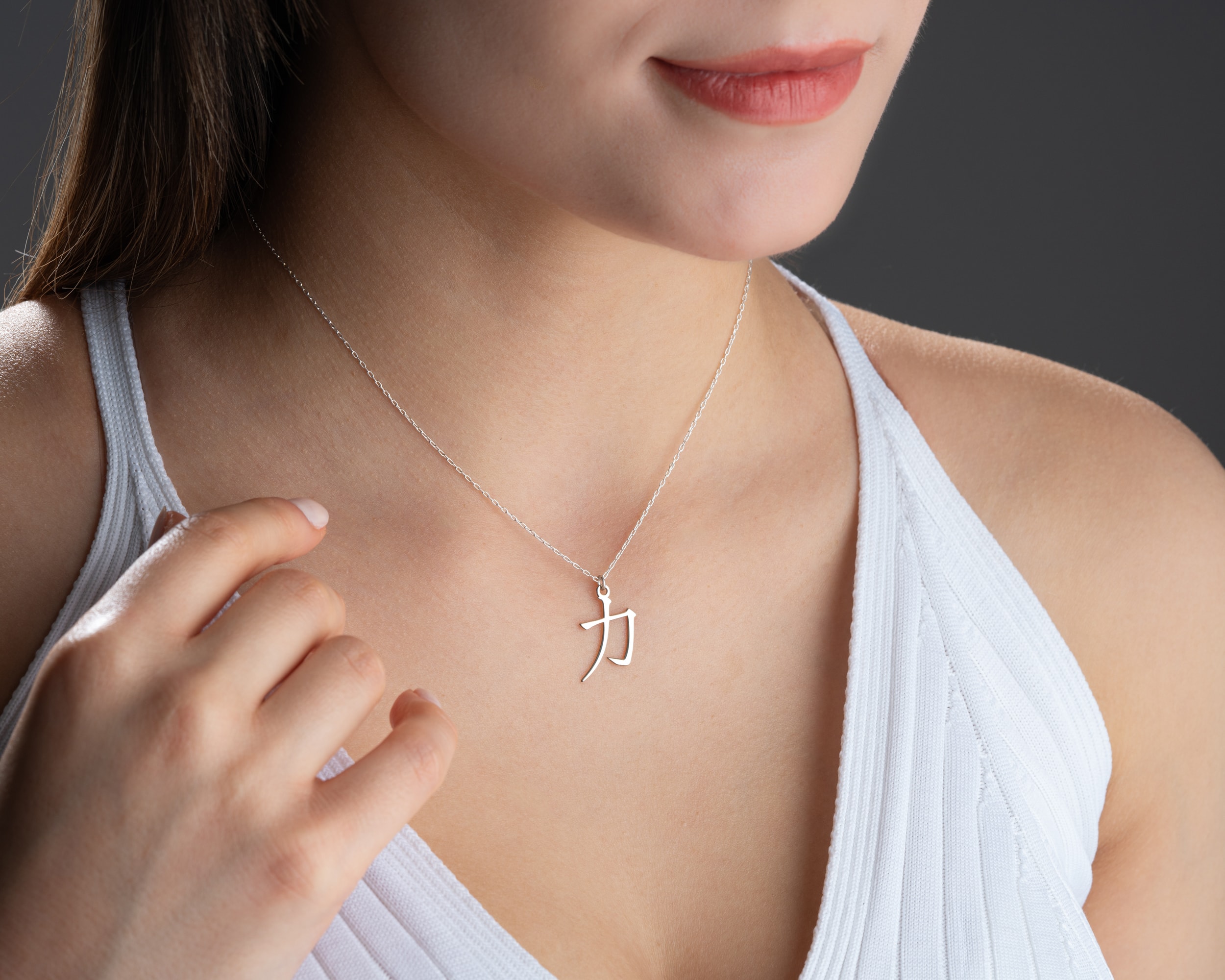 Japon Kanji Güç Sembolü Kolye – Minimalist, Anlamlı ve Motivasyon Verici Tasarım