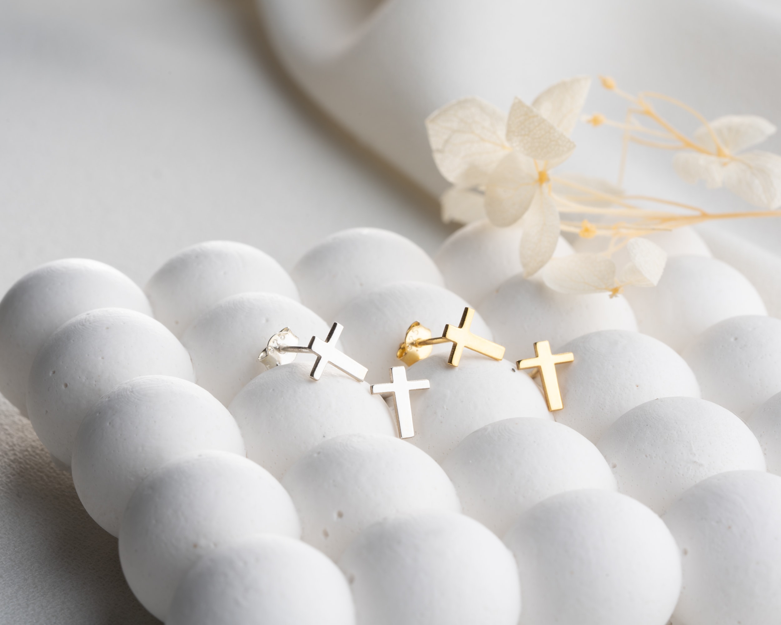 Çivili Haç Küpe – Minimal ve Şık Tasarım | İnanç ve Stil Bir Arada