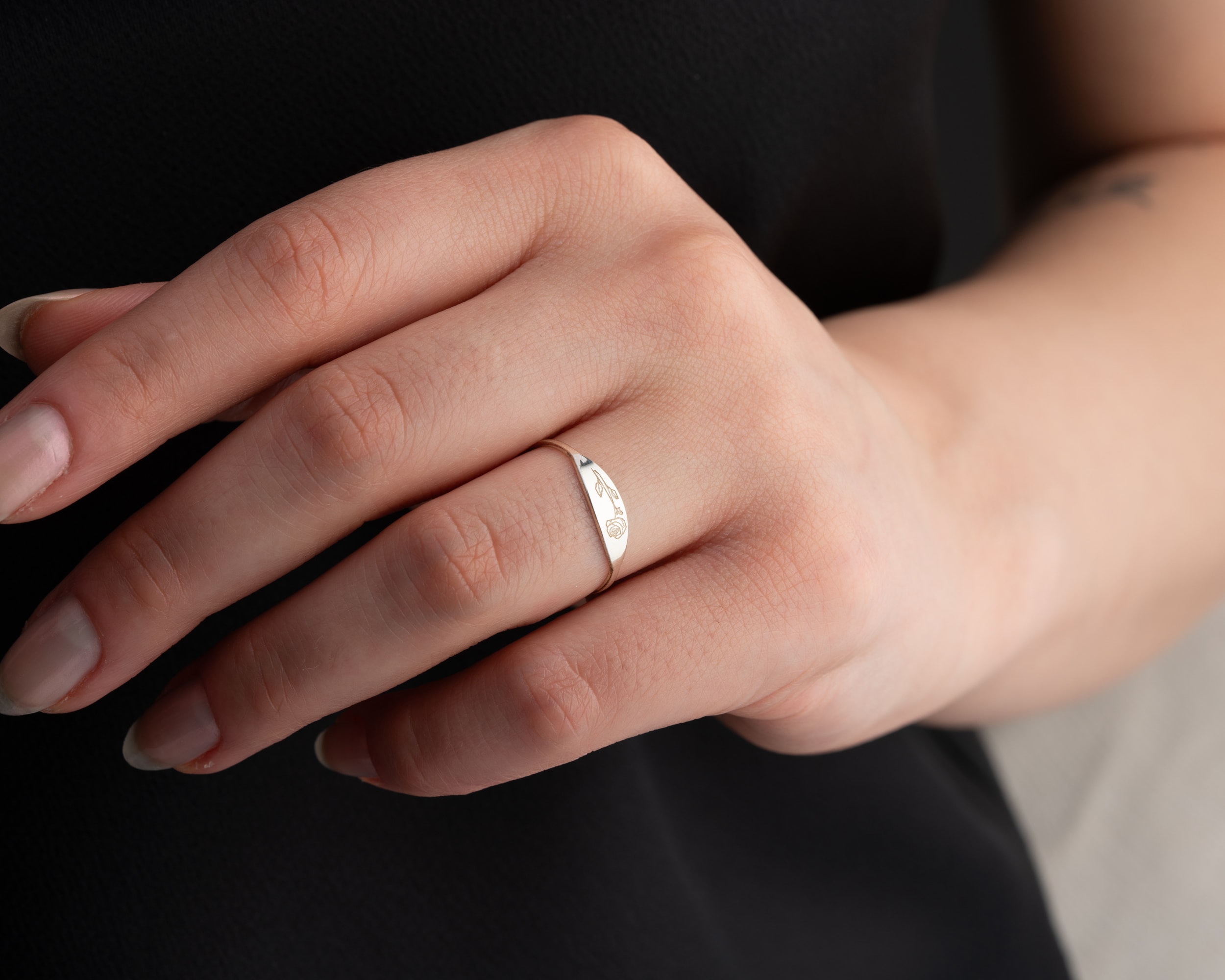 Doğum Çiçekli İnce Tasarım Yüzük – Zarif ve Anlamlı 925 Ayar Gümüş Takı