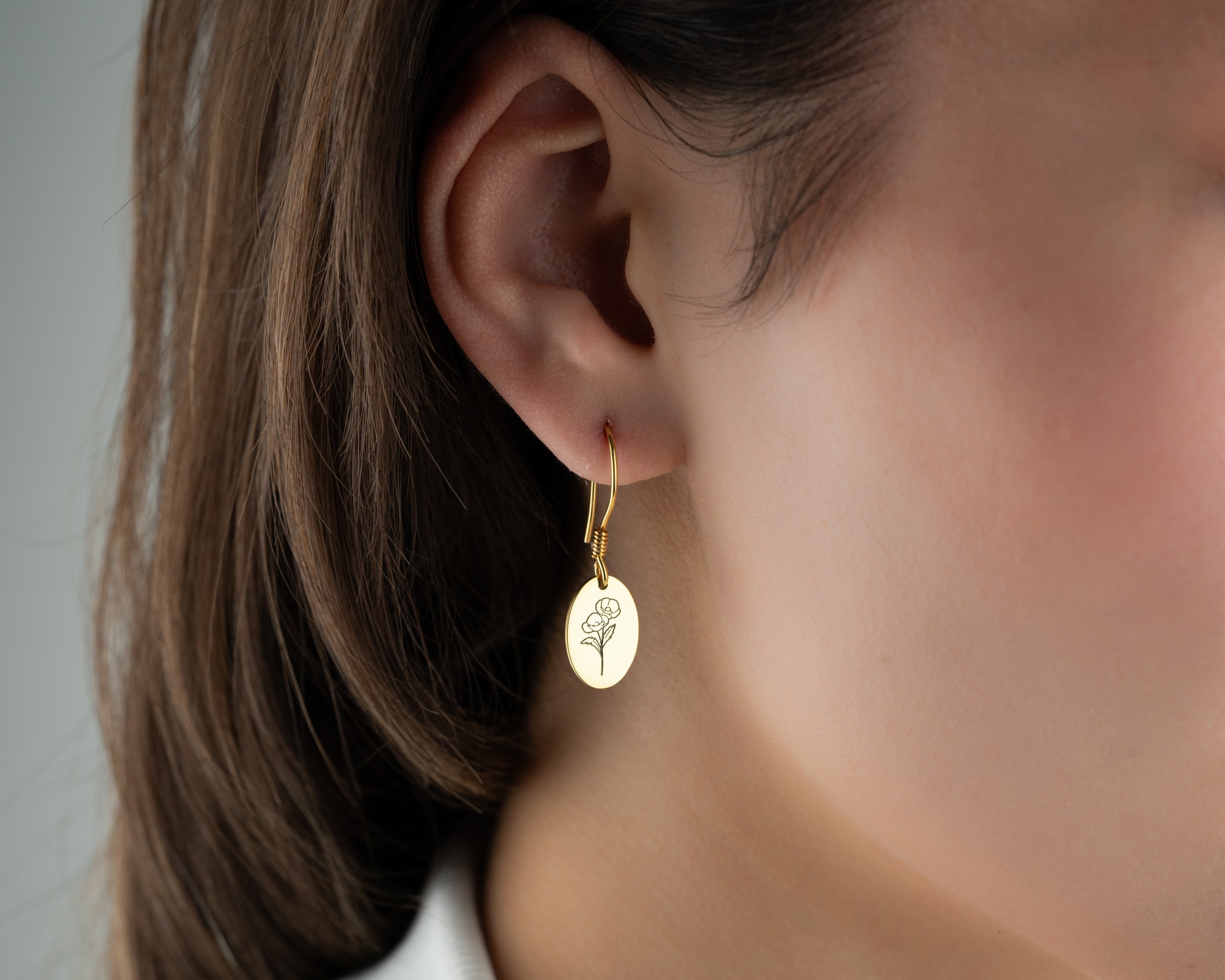 Doğum Çiçeği Sallantılı Küpe – Zarif ve Anlamlı 925 Ayar Gümüş Tasarım