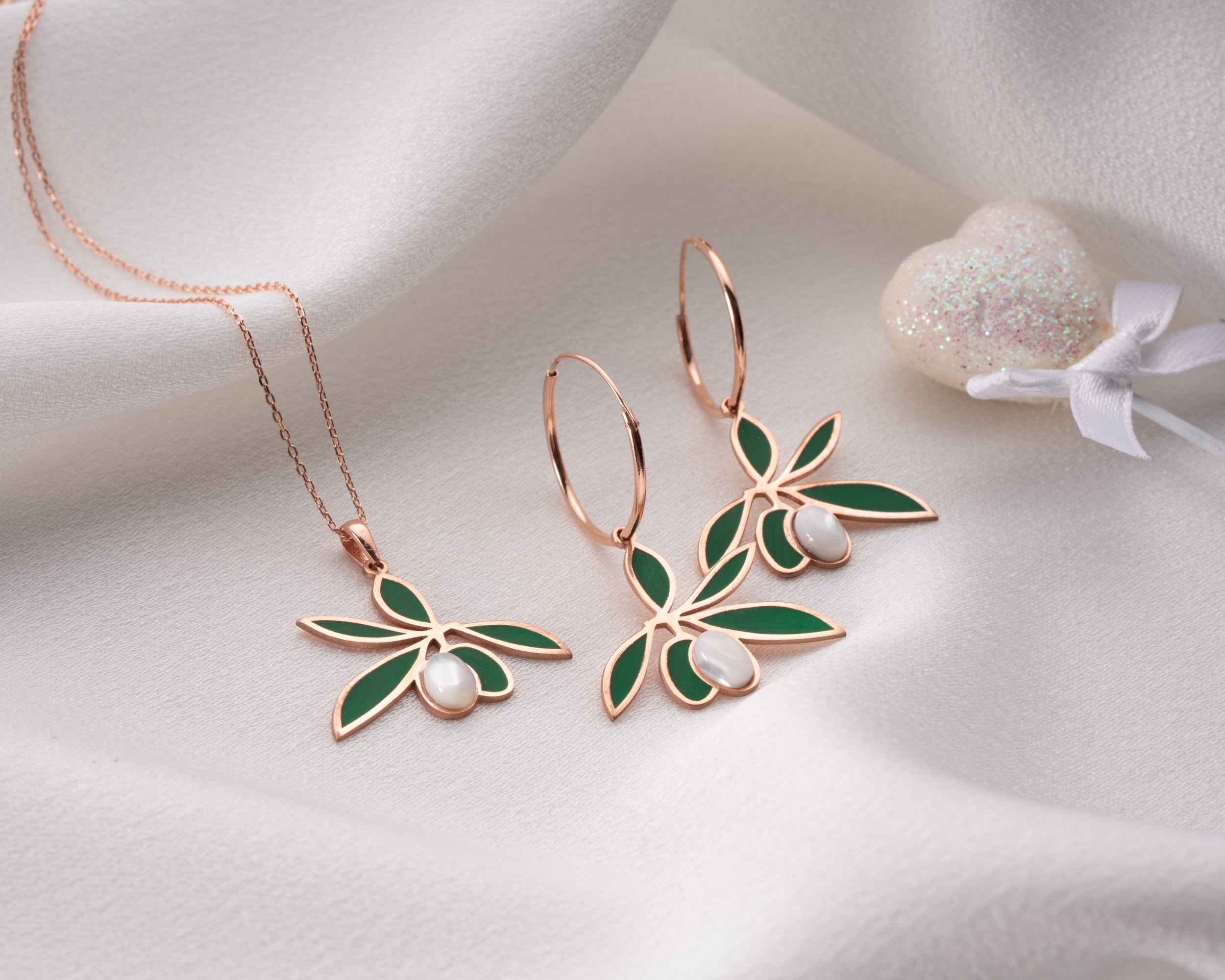 925 Gümüş Zeytin Dalı Kolye – Beyaz İnci ve Renkli Mineli Zarif Tasarım