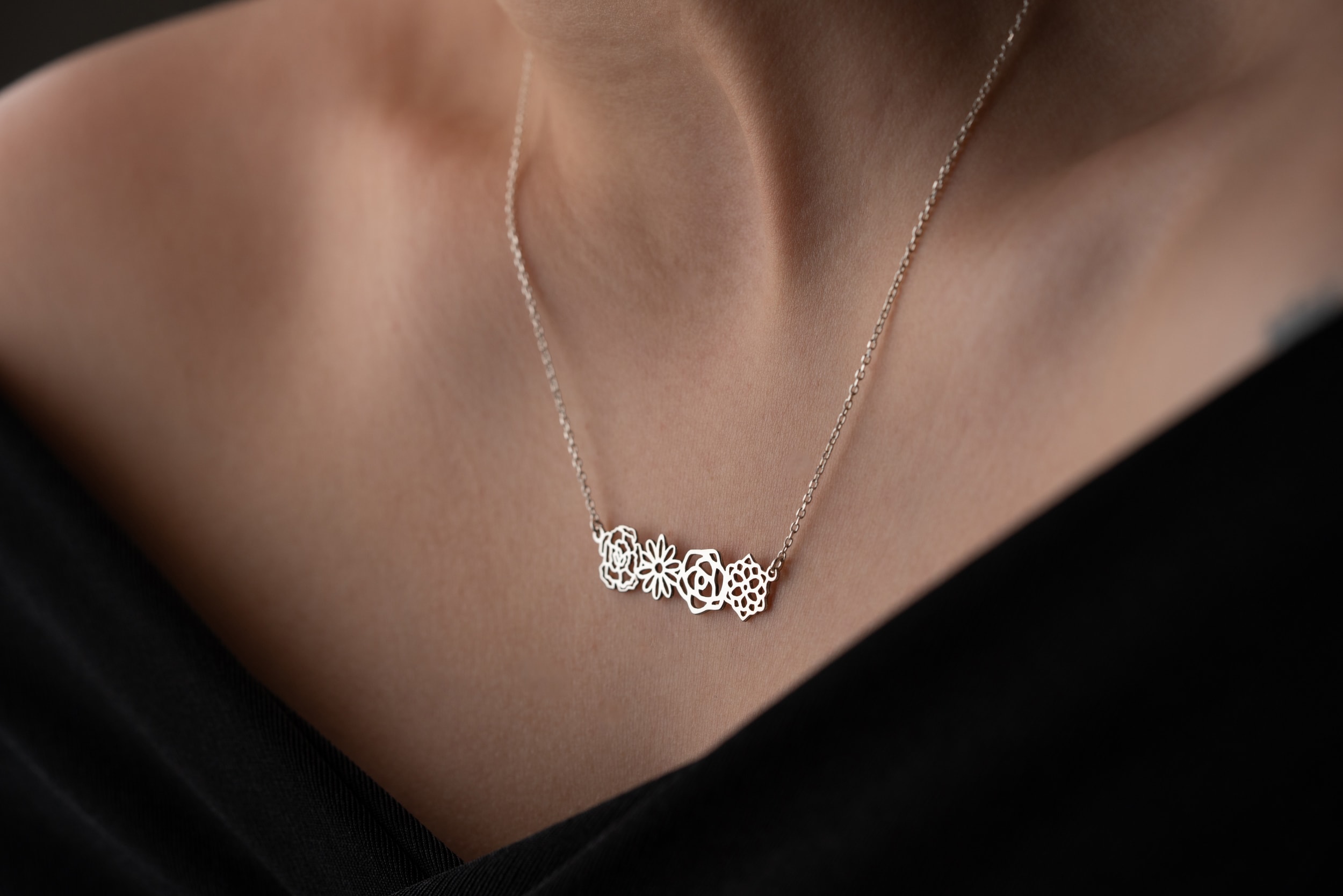 Aileyi Sembolize Eden Çoklu Doğum Çiçekli Kolye – Kişiselleştirilebilir Tasarım