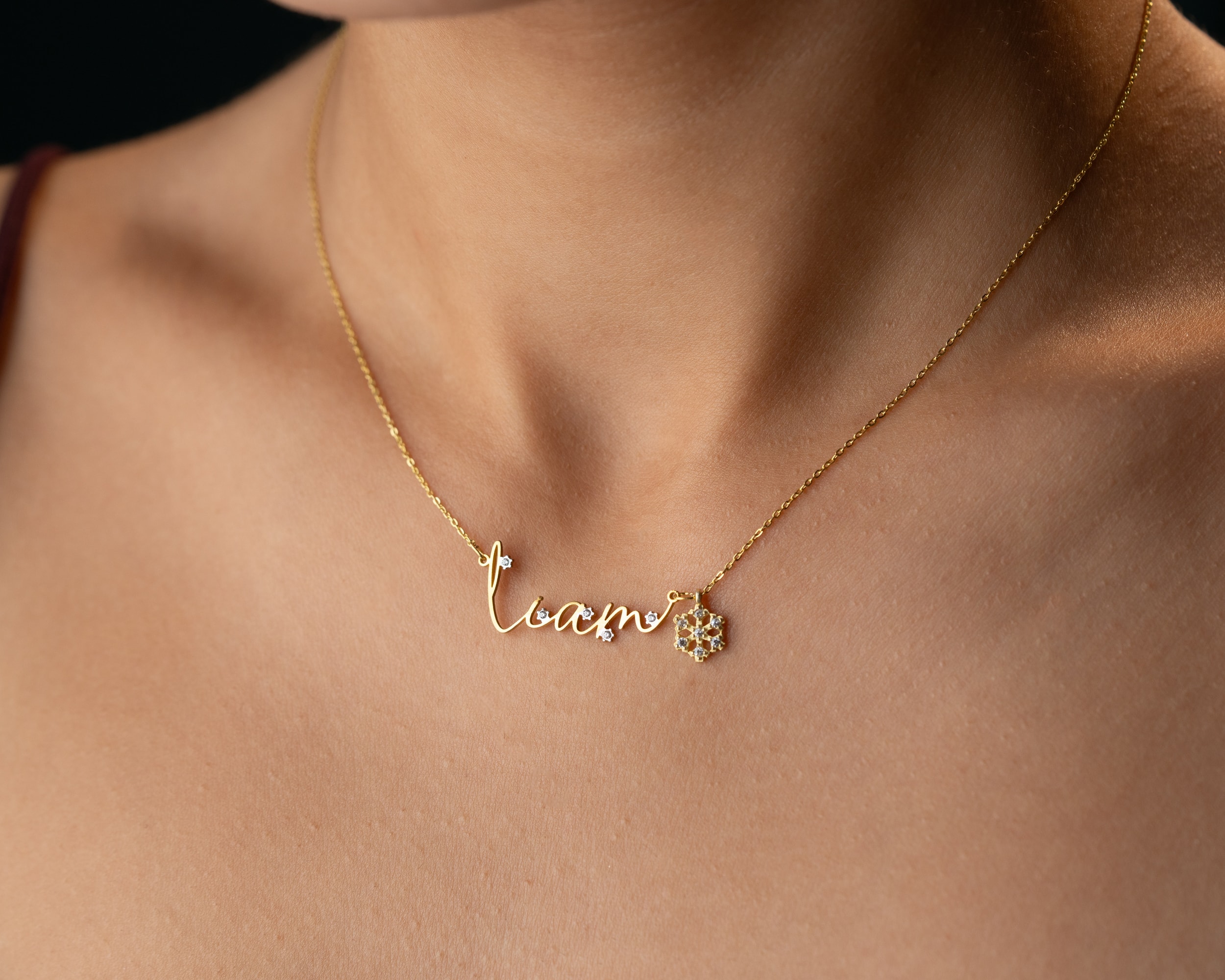 925 Gümüş Sallanan Charmlı Taşlı İsim Kolye – Zarif ve Minimal Tasarım